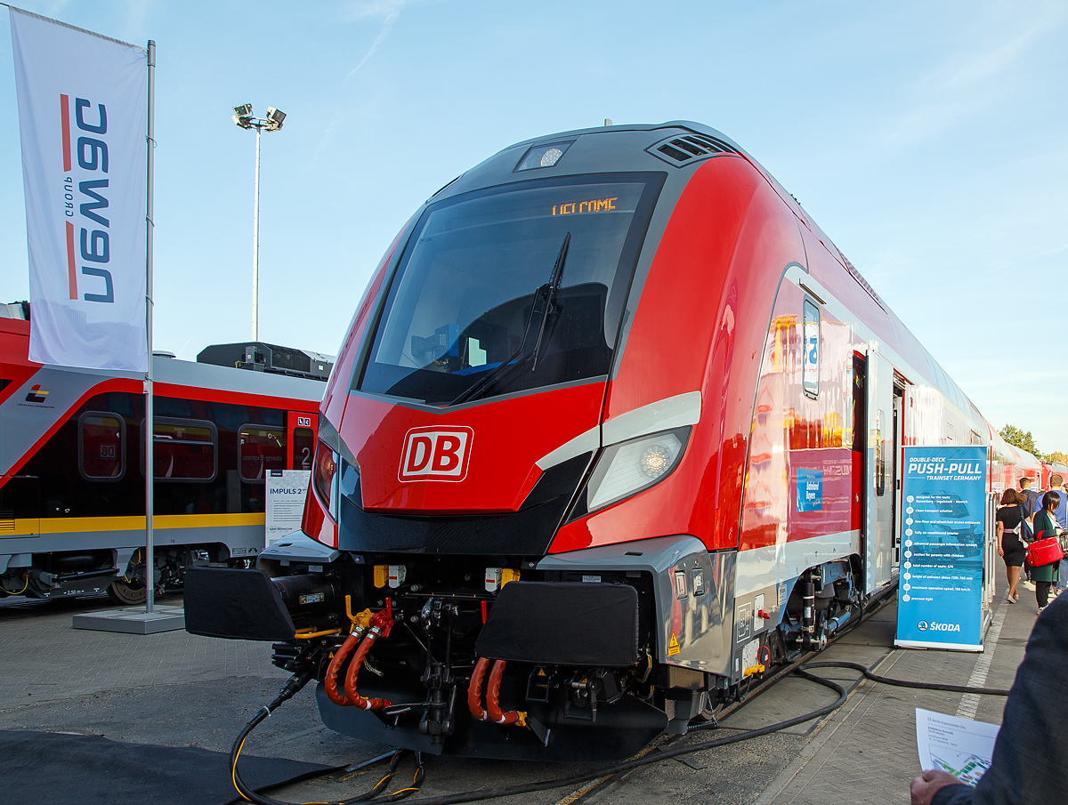 Škoda Transportation a.s.  aus Pilsen (Tschechische Republik) präsentierte auf der InnoTrans 2018 in Berlin (18.09.2018) seine DB Doppelstock-Wendezug-Garnitur (Škoda Push-Pull) für den München-Nürnberg-Express der mit einer Höchstgeschwindigkeit von 189 km/h auf der Schnellfahrstrecke Nürnberg–Ingolstadt–München bestreitet.

In Deutschland werden die Garnituren auf dem München-Nürnberg-Express eingesetzt. Dieser befährt zwischen Ingolstadt und Nürnberg die Schnellfahrstrecke Nürnberg–Ingolstadt, die von anderen Fahrzeugen mit bis zu 300 km/h befahren werden kann. Daher ist der Einsatz von druckertüchtigten Reisezugwagen oder Triebzügen vorgeschrieben. Die Škoda-Garnituren ersetzen auf dieser Strecke sukzessive die bis dahin eingesetzten ehemaligen IC-Wagen und bieten rund 20 Prozent mehr Platz. Die im August 2013 bestellten 36 Wagen haben gemeinsam mit den sechs Lokomotiven einen Auftragswert von 110 Millionen Euro.

Als Zuglokomotive wird die Baureihe 102 (Škoda 109E) eingesetzt. Ein Zug besteht aus einem Steuerwagen (DabpbZf  770.0), vier Mittelwagen (DBpdz 790.0) und einem Endwagen (DABpz 790.1) und ist für eine Höchstgeschwindigkeit von 189 km/h konzipiert. Eine solche Einheit hat mit dieser Lokomotive eine Länge von rund 177 m. Durch die Ausstattung mit druckertüchtigten Wagenkästen ist auch in Tunneln ein Begegnungsverkehr mit Fahrzeugen, die die Streckengeschwindigkeit von 300 km/h ausfahren, zulässig. Bei einer Bahnsteighöhe von 760 Millimetern bieten die Wagen barrierefreie Einstiege, der durch eine klappbare Überfahrtrampe realisiert wird.

Insgesamt sind in beiden Wagenklassen zusammen 676 Sitzplätze vorhanden. Ebenfalls verfügen die Fahrzeuge über einen Kinderbereich. Die Züge haben zudem 37 Fahrradstellplätze und bieten Plätze für Personen mit eingeschränkter Mobilität und ihren Begleitpersonen. Der gesamte Innenraum ist klimatisiert, die Wagen verfügen über Internetzugang.

Zum Fahrplanwechsel im Dezember 2020 kam die erste Garnitur mit vier Jahren Verspätung zum Einsatz. Im Laufe des Fahrplanjahrs 2021 sollen die Züge schrittweise alle Leistungen übernehmen.

Hier auf der InnoTrans 2018 wurde der Zug in verkürzter Form präsentiert und zwar aus:
•	Steuerwagen D-DB 70 80 86-94 006-9 DABpbzf 770.0
•	Mittelwagen D-DB 70 80 26-94 022-9 DBpdz790.0
•	Endwagen D-DB 70 80 36-94 003-7 DABpz790.1
•	Lok 102 006 (91 80 6102 006-4 D-DB) vom Typ Škoda 109 E3

TECHNISCHE DATEN (Wagenzug):
Spurweite: 1.435 mm
Länge über Kupplung:  26.950 mm (Steuerwagen) / 26.400 mm (Zwischenwagen) / 26.140 mm (Endwagen)
Breite: 2.800 mm
Höhe über SOK:  4.630 mm
Höchstgeschwindigkeit: 189 km/h
Sitzplätze: 676 (sechs Wagen)
