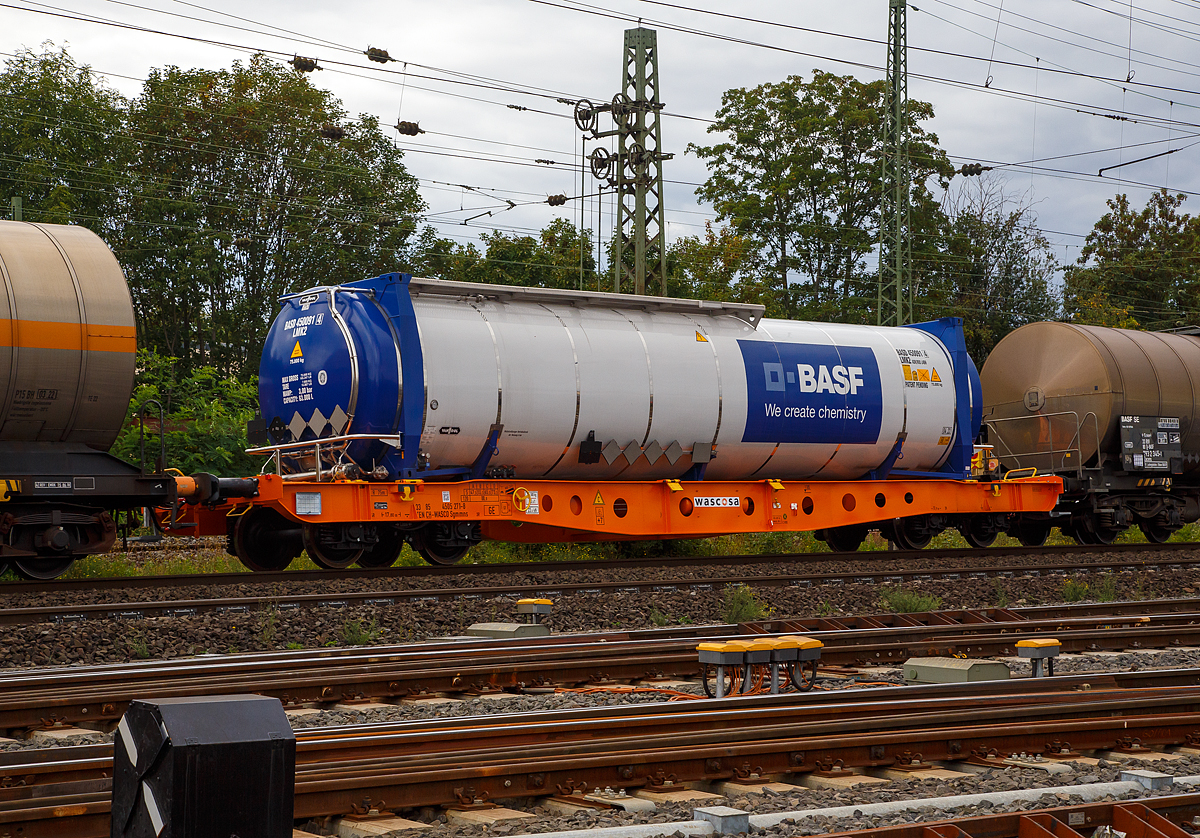 
4-achsiger Containertragwagen 33 85 4505 271-8 CH-WASCO der Gattung Sgmmns 54‘, für den Transport von intermodalen Ladeeinheiten und des Wascosa flex freight systems (Wechselaufbauten), der Wascosa AG am 04.09.2020 im Zugverbund bei einer Zugdurchfahrt in Koblenz-Lützel. Der Wagen ist hier beladen, mit einem belgischen Hersteller Van Holl gebauten, 45’ Tankcontainer der BASF.

Gebaut wurde der Wagen vom slowakischen Güterwagenhersteller Tatravagónka in Poprad

TECHNISCHE DATEN:
Spurweite: 1.435 mm
Länge über Puffer: 17.800 mm
Drehzapfenabstand: 11.920 mm
Radsatzstand in den Drehgestellen: 1.800 mm
Ladelänge: 16.470 mm
Höhe der Ladeebene für Container über S.O.: 1.105 mm
Drehgestell: Y25 Lsi(f)-C-K
Raddurchmesser: 920 mm (neu) / 860 mm (abgenutzt
Durchschnittl. Eigengewicht: 16,5 t
Max. Zuladung bei Lastgrenze S: 73,5 t (ab Streckenklasse D)
Max. Geschwindigkeit: 100 km/h (leer 120 km/h)
Max. Radsatzlast: 22,5 t
Druckluftbremse: Knorr KE-GP-A (K)
Kleinster bef. Gleisbogenradius: 150 m (im Zugverband) / 75 m der Einzelwagen
Intern. Verwendungsfähigkeit: TEN GE

Der Tankcontainer:
Der 45-Fuß-Tankcontainer mit 75 Tonnen zulässigem Gewicht (bei einem Eigengewicht von 7.660 kg) und 63.000 Liter Inhalt hat die doppelte Ladekapazität wie ein heute üblicher Tankcontainer und eine vergleichbare Kapazität wie ein Chemiekesselwagen. Der neue, bahnoptimierte Tankcontainer hat die gleiche Technik wie die bisher üblichen 20 bis 30 Fuß messenden Tankcontainer. Die 45 Fuß-Tankcontainer können zum Bahntransport, Binnenschiffstransport und, im leeren Zustand, auch zum Straßentransport eingesetzt werden. Darüber hinaus sind sie zur Lagerung in Containerlagern zugelassen. Ausgestattet sind sie außerdem mit moderner Isoliertechnik sowie Heizvorrichtungen. Der 45 Fuß-Tankcontainer verfügt im Vergleich zum Bahnkesselwagen über ein höheres Ladegewicht im Verhältnis zum Eigengewicht. Dank der Möglichkeit, vom Bahnwagen abgenommen werden zu können, und der Stapelbarkeit benutzt der Tankcontainer deutlich weniger Infrastruktur und ist flexibler beim Be- und Entladen.

Entwickelt wurden die Tankcontainer für den Bahnverkehr von Van Hool und BASF gemeinsam. Der erste Prototyp wurd 2015 geliefert.
