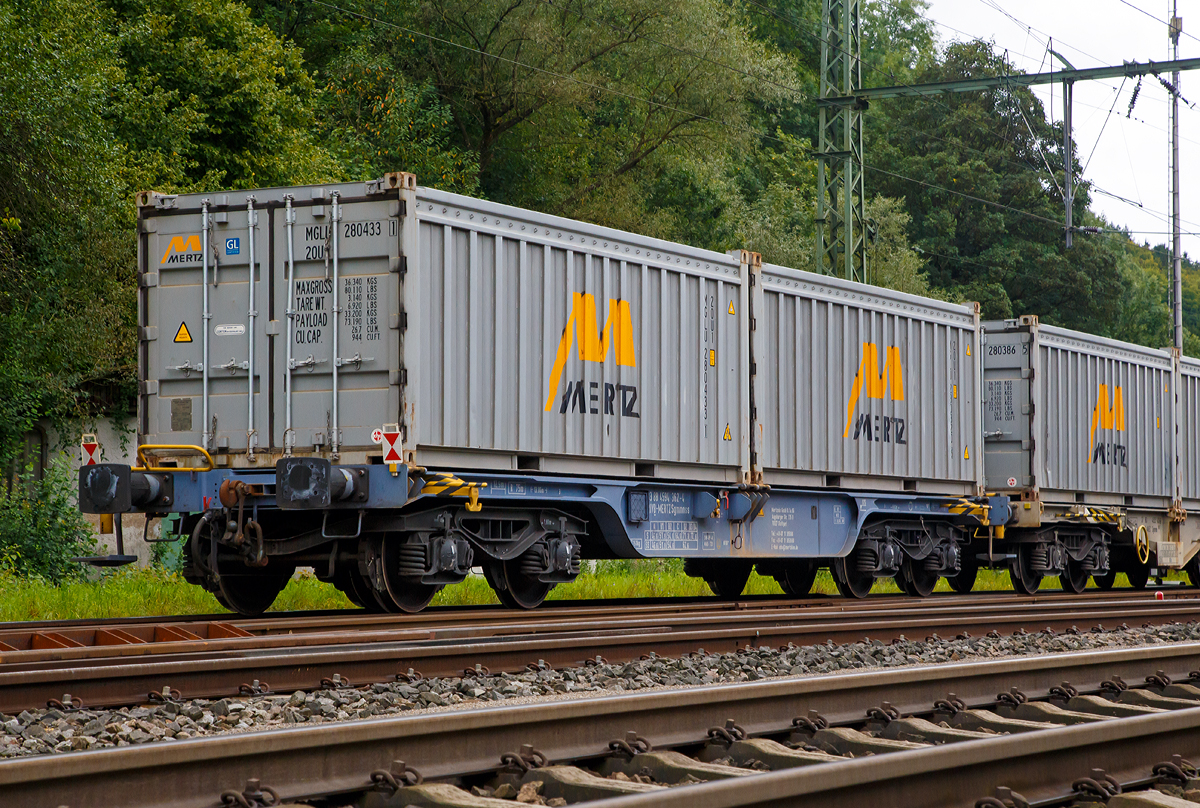 4-achsiger Drehgestell-Containertragwagen der Gattung Sgmmnss, 33 88 4594 362-4 B-MERTZ, der Fa. Heinrich Mertz Kies- u. Sandwerke, beladen mit zwei 20´ Containern f�r Kies und Sand, am 09.09.2017 bei einer Zugdurchfahrt in Horb. Eingestellt ist der Wagen in Belgien.

TECHNISCHE DATEN des Wagons: 
Spurweite: 1.435 mm
Anzahl der Achsen: 4 in zwei Drehgestellen
L�nge �ber Puffer: 13.860 mm
Achsabstand im Drehgestell: 1.800 mm
Ladel�nge: 12.500 mm
H�chstgeschwindigkeit: 120 km/h (bei max. 62,6 t Zuladung)
Maximales Ladegewicht: 72,6 t (ab Streckenklasse D3, jedoch dann Vmax 100 km/h)
Eigengewicht: 16.750 kg
Kleinster bef. Gleisbogenradius: 75 m