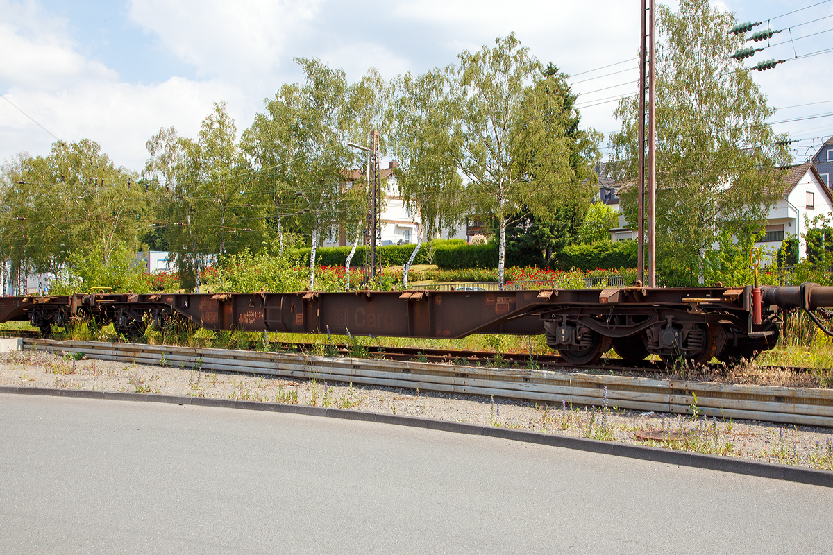 4-achsiger Drehgestell-Containertragwagen der Gattung Sgns 691der DB Cargo AG,  31 80 4556 117-8 D-DB, abgestellt am 22.06.2019 in Kreuztal.

Der Wagen wurde 1996 von der Fa. Costamasnaga S.p.A (Italien) unter der Fabriknummer 0108 gebaut.

Der Drehgestell-Containertragwagen hat 28 abklappbare Containerzapfen und kann wahlweise mit drei 20-Fu�-Containern, zwei 30-Fu�-Containern oder einem 40-Fu�-Container beladen werden Die Wagen Gattung Sgns 691 der haben fischbauchartige Au�enlangtr�ger mit eingeschwei�ten Quertr�gern.

TECHNISCHE DATEN: 
Spurweite: 1.435 mm
Anzahl der Achsen: 4 in zwei Drehgestellen
L�nge �ber Puffer: 19.740 mm
Drehzapfenabstand: 14.200 mm
Achsabstand im Drehgestell: 1.800mm
Max. Ladel�nge: 18.400 mm 
H�chstgeschwindigkeit: 100 km/h / 120 km/h (leer)
Eigengewicht: 19.870 kg
Maximales Ladegewicht:: 70 t ab Streckenklasse D
Kleinster bef. Gleisbogenradius: 75 m
Bauart der Bremse: KE-GP-A 
Drehgestellbauart: Y 25 Lss (626)
Laufraddurchmesser: 920 mm (neu)
Verwendungsf�higkeit: RIV
