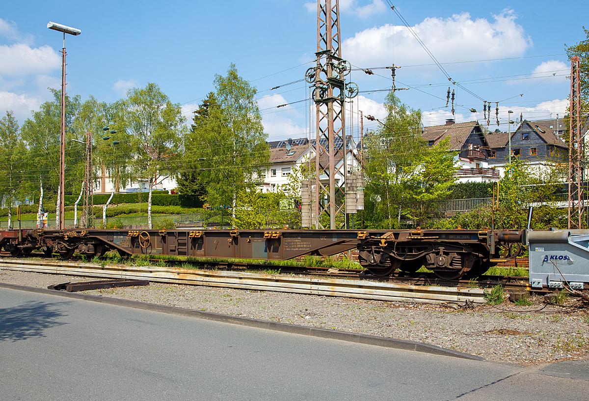4-achsiger Drehgestell-Containertragwagen der Gattung Sgnss 60´ der ERR European Rail Rent GmbH (Duisburg), 33 RIV 80 4552 378-8 D-ERR, abgestellt am 01.05.2019 in Kreuztal.

Der 4-achsige Flachwagen ist f�r den Transport von Containern in L�nge 20‘, 30‘ und 40‘ gem�� dem UIC-Merkblatt 592-2, sowie f�r Wechselbeh�ltern mit Code C gem�� 596-6 bestimmt.

TECHNISCHE DATEN des Wagons: 
Spurweite: 1.435 mm
Anzahl der Achsen: 4 in zwei Drehgestellen
L�nge �ber Puffer: 19.640 mm
Drehzapfenabstand: 14.200 mm
Achsabstand im Drehgestell: 1.800mm
Max. Ladel�nge: 18.400 mm (2 x 30 ft. oder je ein 40 und 20 ft. Container)
H�chstgeschwindigkeit: 100 km/h / 120 km/h 
Eigengewicht: 19.450 kg
Maximales Ladegewicht:: S / SS 62,2 t f�r Streckenklasse C; S 70,2 t / SS 62,2t f�r Streckenklasse D
Kleinster bef. Gleisbogenradius: 75 m
Bauart der Bremse: KE-GP-A 2 x 16“
Drehgestellbauart: Y25Ls(s)d1
Laufraddurchmesser: 920 mm (neu)
Verwendungsf�higkeit: RIV