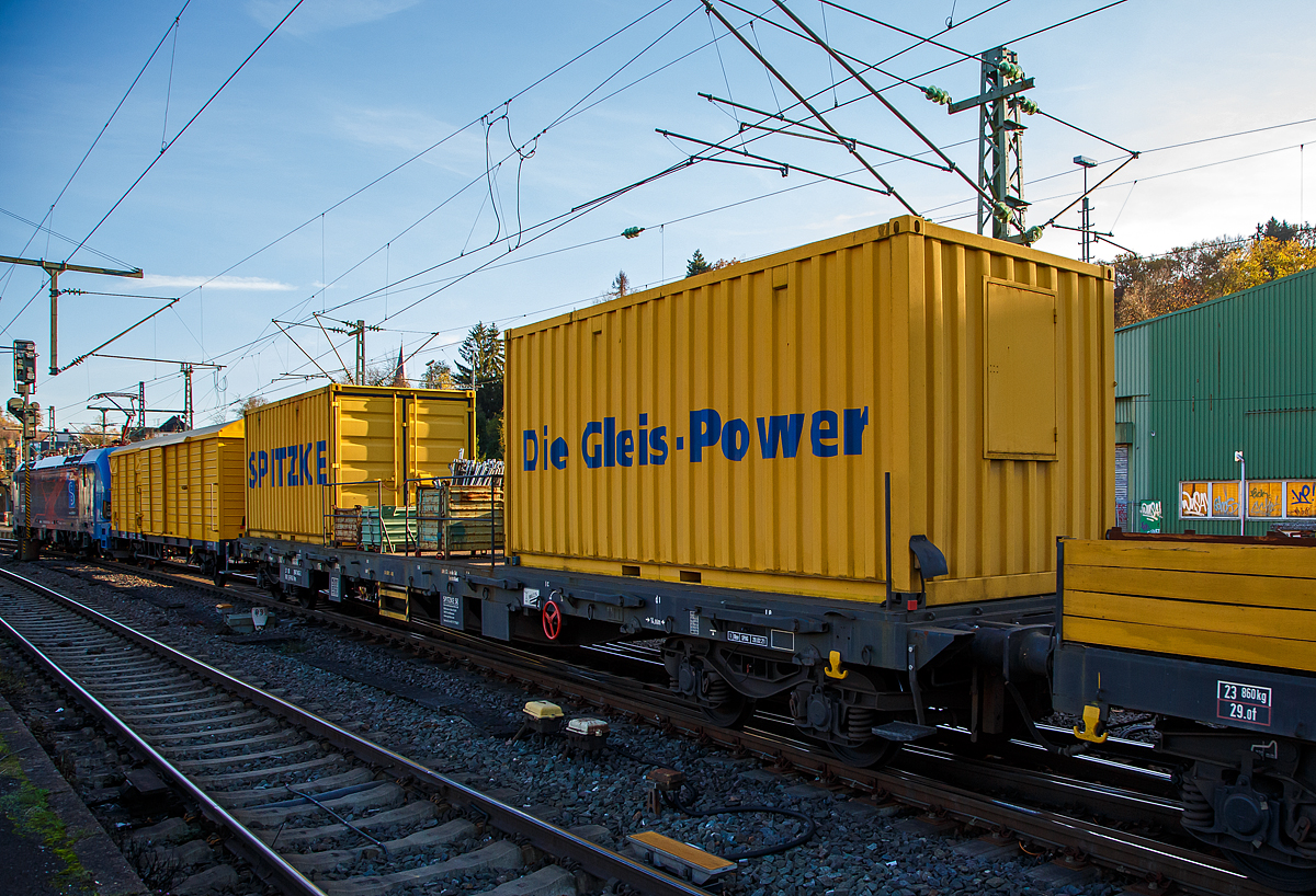 4-achsiger Drehgestell-Flachwagen mit Drehrungen, 37 80 3947 042-2 D-SPAG, der Gattung Res, der SPITZKE SE (Großbeeren), als Beiwagen bzw. Gerätewagen zur  Planumssanierungs- und Reinigungsmaschine RPM-RS-900 „Katharina die Große“, beladen u.a. mit zwei 20-Fuß-Container, am 09.11.2021 bei einer Zugdurchfahrt im Bahnhof Betzdorf (Sieg).

TECHNISCHE DATEN: 
Spurweite: 1.435 mm (Normalspur)
Anzahl der Achsen: 4 (in 2 Drehgestellen)
Länge über Puffer:  19.900 mm
Drehzapfenabstand:  14.860 mm
Achsabstand im Drehgestell:  1.800 mm
Laufraddurchmesser: 920 mm (neu)
Länge der Ladefläche: 18.500 mm 
Fußbodenhöhe der Ladefläche: 1.170 mm
Ladefläche: 51 m²
Eigengewicht:  23.680 kg 
Max. Zuladung bei Lastgrenze S: 48,0 t (ab Streckenklasse B)
Max. Zuladung bis 90 km/h: 56,0 t (ab Streckenklasse C)
Max. Geschwindigkeit: 90 bzw. 100 km/h (beladen) / 100 km/h (leer)
Kleinster bef. Gleisbogenradius:  35 m
Bremse: O-GP (LL)
Feststellbremse: Ja
Verwendungsfähigkeit: RIV
