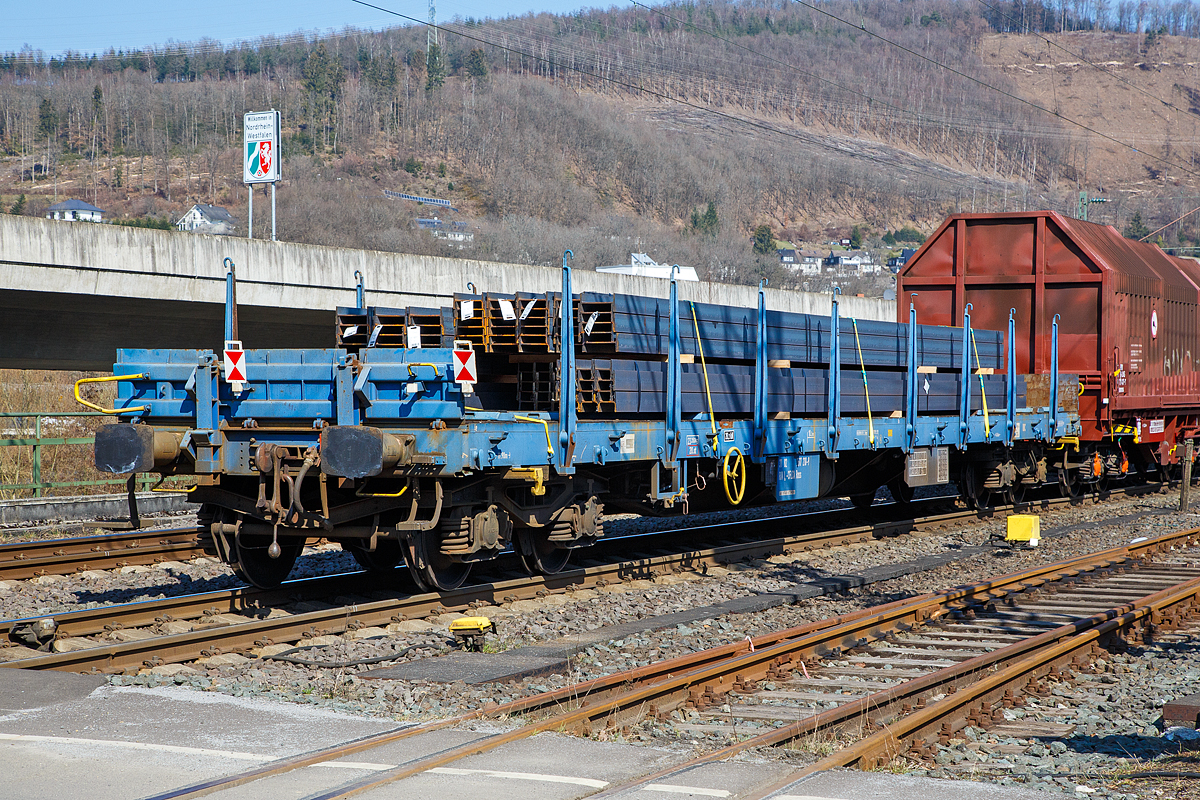 4-achsiger Drehgestell-Flachwagen mit klappbare Stirnborden und Drehrungen, 31 82 3517 210-9 L-CFLCA, der Gattung Rnss, der CFL Cargo, am 24.03.2021 beladen mit Profilstahl im Zugverband bei der Durchfahrt in Niederschelden auf der Siegstrecke (KBS 460) in Richtung Siegen.

TECHNISCHE DATEN: 
Spurweite: 1.435 mm (Normalspur)
Anzahl der Achsen: 4 (in 2 Drehgestellen)
Länge über Puffer:  19.900 mm
Drehzapfenabstand:  14.860 mm
Achsabstand im Drehgestell:  1.800 mm
Laufraddurchmesser: 920 mm (neu)
Länge der Ladefläche: 18.500 mm 
Ladefläche: 49 m²
Eigengewicht:  23.350 kg
Max. Zuladung bei Lastgrenze S: 65,4 t (ab Streckenklasse D)
Max. Zuladung bei Lastgrenze SS: 55,4 t (ab Streckenklasse C)
Max. Geschwindigkeit: 100 km/h (Lastgrenze SS und leer 120 km/h)
Kleinster bef. Gleisbogenradius:  75 m
Bremse: KE-GP-A (K)
Bremssohle: Cosid 810
Feststellbremse: Ja
Verwendungsfähigkeit: RIV
