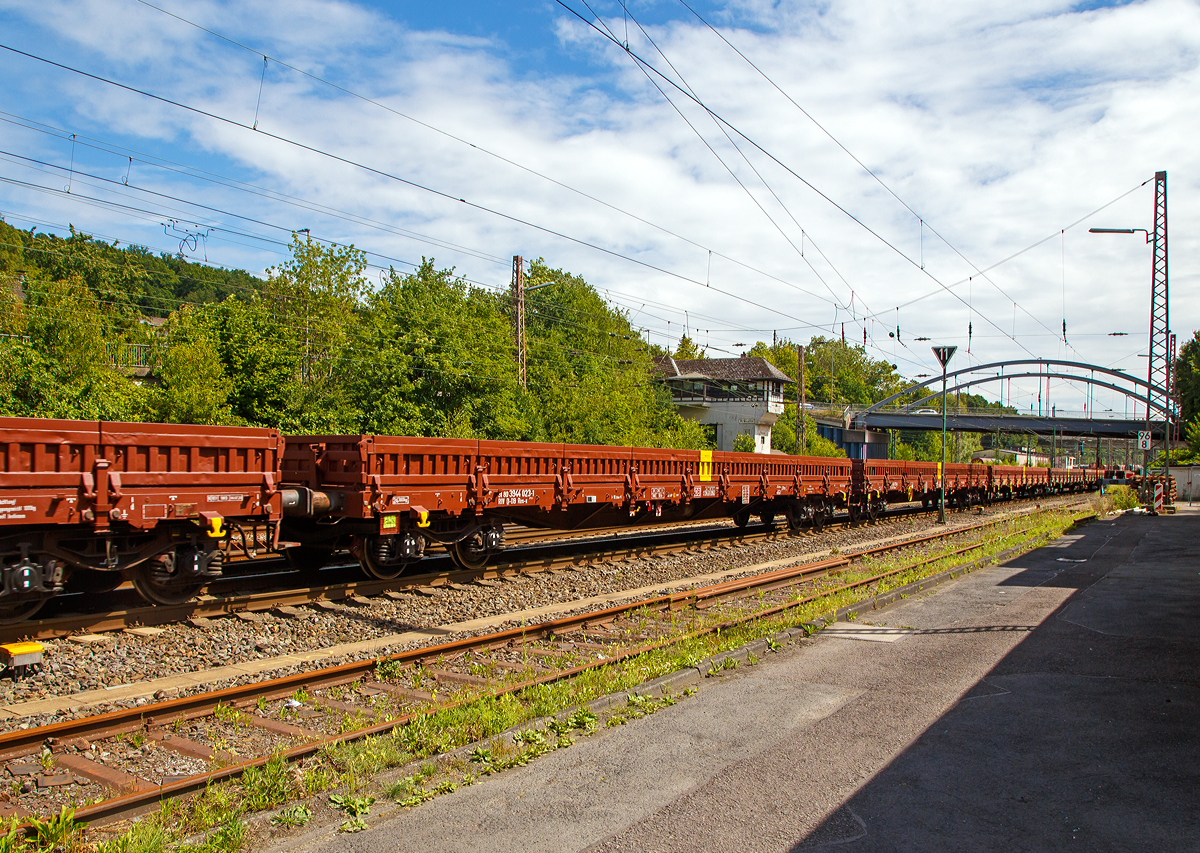 
4-achsiger Drehgestell-Flachwagen mit Seitenborden, Stirnw�nden und Stahlfu�boden, der Gattung Res-x 679.1, UIC-Nr. 31 80 3944 023-1 D-DB, der DB Cargo AG, am 24.07.2020 bei Zugdurchfahrt in Kreuztal im Zugverband.

Der Wagen ist f�r den Transport von schweren Sch�ttg�tern vorgesehen. Der Wagen ist in Ganzstahlbauweise unter Verwendung von Profilen und abgekanteten Blechen hergestellt. Als Material f�r diese Schwei�konstruktion wird vor allem St 52-3 und St 38 verwendet. Der Fu�boden besteht aus 8 mm dickem Riffelblech und wird an der Stirnseite des Wagens durch ein U-Profil und an den L�ngsseiten durch einen Flachstahl begrenzt. 
Der Wagen ist an jedem Kopfst�ck mit zwei Fallrungen ausger�stet. Um die Seitenwandklappen in ihrer senkrechten Lage festzulegen, sind an jeder Wagenl�ngsseite 8 verst�rkte Gleitrungen angeordnet. Der Wagen besitzt keine Ladeschwellen. Der Wagen kann auch mit heruntergeklappten Seitenw�nden ohne Ladema��berschreitung bef�rdert werden. Der Wagen besitzt eine vom Boden aus bedienbare Feststellbremse, die auf ein Drehgestell wirkt.

TECHNISCHE DATEN: 
Umgebaut aus:  Res 676
Spurweite: 1.435 mm
L�nge �ber Puffer:  19.900 mm
Drehzapfenabstand:  14.860 mm
Achsabstand im Drehgestell:  1.800 mm
Bauart der Drehgestelle: BA 853
Ladebreite: 2.530 mm
L�nge der Ladefl�che: 18.500 mm
Ladefl�che: 46,8 m�
H�chstgeschwindigkeit:  120 km/h / 100 km/h (beladen)
Eigengewicht:  24.300 kg
Maximale Ladegewicht:  55,5 t (ab Streckenklasse C) / 53,5 t (D)
Kleinster bef. Gleisbogenradius:  35 m
Bremse: KE-GP 
Intern. Verwendungsf�higkeit:  RIV