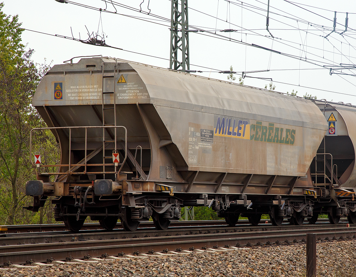 4-achsiger Drehgestell-Gro�raum-Getreidesilowagen der Gattung Uapps (RIV 31 87 9338 416-9 F-MISA) der Wagonvermietungsfirma Millet S.A.S. (Paris), hier am 06.05.2017 im Zugverband bei der Durchfahrt in Magdeburg. 

Diese Wagen mit Schwerkraftentladung sind f�r den Transport von Getreide, sowie Sonnenblumenkerne, Sojabohnen und Schrot geeignet. Der Wagen ist auf dem Dach auf der L�ngsachse mit einer Einf�ll�ffnung, auf der ganzen Dachl�nge ausgestattet. Die Einf�ll�ffnung wird mittels 4 klappbarer Abdeckungen verschlossen.  Die Entladung erfolgt mittels Schwerkraft durch die 3 Entlade�ffnungen zwischen den Drehgestellen.

TECHNISCHE DATEN: 
Gattung: Uapps (Type 6933 B0)
Spurweite: 1.435 mm
Anzahl der Achsen: 4
L�nge �ber Puffer: 14.650 mm
Drehzapfenabstand: 9.800mm
Achsabstand im Drehgestell: 1.800 mm
Eigengewicht: 20.390 kg
Maximales Ladegewicht: 59,6 t (Streckenklasse C oder h�her) 
H�chstgeschwindigkeit: 100 km/h 
max. Ladevolumen: 94,0 m�