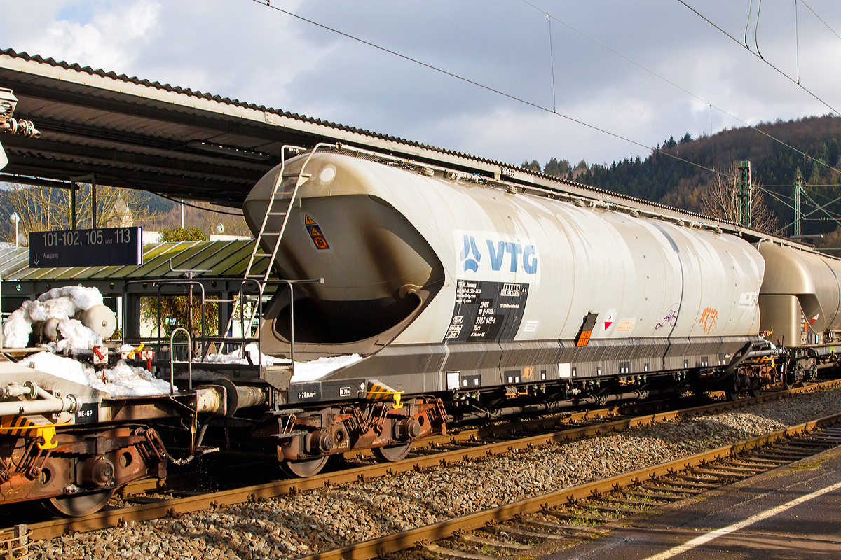 4-achsiger Drehgestell-Staubgutwagen (128 m� Silowaggon) 33 RIV 80 D-VTGD 9307 019-5 Gattung Uacs, der VTG AG (Hamburg) am 31.01.2015 bei der Zugdurchfahrt in Betzdorf/Sieg. 

Die Gefahrguttafel (Gefahrgutnummer 40 / 1361) aber auch die Aufschrift sagen aus das hier Braunkohlestaub transportiert wird.

TECHNISCHE DATEN:
Gattung:  Uacs
Spurweite: 1.435 mm
L�nge �ber Puffer : 20.840 mm
Drehzapfenabstand:  15.800 mm
Achsabstand im Drehgestell: 1.800 mm
H�chstgeschwindigkeit: 100 km/h (120 km/h leer)
zul. Gesamtgewicht:  80,00 t
Eigengewicht:  25.500 kg
Nutzlast:  54,5 t
Kleinster bef. Halbmesser:  70 m
Gesamtvolumen: 102 m�
Betriebsdruck: 2,50 bar / -0,05 bar
Pr�fdruck:  3,25 bar
Tankcode:  SGAN