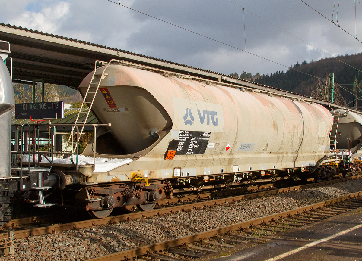 4-achsiger Drehgestell-Staubgutwagen (128 m� Silowaggon) 33 RIV 80 D-VTGD 9307 009-6 Gattung Uacs, der VTG AG (Hamburg) am 31.01.2015 bei der Zugdurchfahrt in Betzdorf/Sieg. 

Die Gefahrguttafel (Gefahrgutnummer 40 / 1361) aber auch die Aufschrift sagen aus das hier Braunkohlestaub transportiert wird.

TECHNISCHE DATEN:
Gattung:  Uacs
Spurweite: 1.435 mm
L�nge �ber Puffer : 20.840 mm
Drehzapfenabstand:  15.800 mm
Achsabstand im Drehgestell: 1.800 mm
H�chstgeschwindigkeit: 100 km/h (120 km/h leer)
zul. Gesamtgewicht:  80,00 t
Eigengewicht:  25.500 kg
Nutzlast:  54,5 t
Kleinster bef. Halbmesser:  70 m
Gesamtvolumen: 102 m�
Betriebsdruck: 2,50 bar / -0,05 bar
Pr�fdruck:  3,25 bar
Tankcode:  SGAN