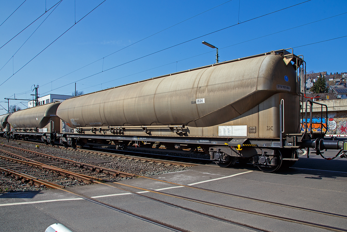 4-achsiger Drehgestell-Staubgutwagen (128 m³ Silowaggon) 33 56 9327 024-1 SK-EXSK, der Gattung Uacns 932, der Express Slovakia (Express Group, a.s.) aus Bratislava (Slowakei), am 24.03.2021 bei der Zugdurchfahrt in Niederschelden (Sieg), hier passiert er gerade den Bü 343 (Km 112,183 der Siegstrecke KBS 460). Die Gefahrguttafel (Gefahrgutnummer 40/1361) aber auch die Aufschrift „Uholny Prach“ sagen aus, das hier Kohlestaub (vermutlich Braunkohlestaub) transportiert wird.

TECHNISCHE DATEN:
Hersteller: Feldbinder Spezialfahrzeugwerke GmbH
Herstellerbezeichnung: Silowaggon BEUT 128.4-6/1 RID (Braunkohlestaub)
Gattung:  Uacns 932
Spurweite: 1.435 mm
Länge über Puffer : 20.840 mm
Drehzapfenabstand:  15.800 mm
Achsabstand im Drehgestell: 1.800 mm
Höchstgeschwindigkeit: 100 km/h (120 km/h leer)
Radsatzlast : 22,50 t
zul. Gesamtgewicht:  90,00 t
Eigengewicht:  20.260 kg
Nutzlast:  69,7 t ab Streckenklasse D
Drehgestelle:  Y25 Lsi(f)-FFB-K
Kleinster bef. Halbmesser:  75 m
Gesamtvolumen: 128 m³
Betriebsdruck: 2,50 bar / -0,05 bar
Prüfdruck:  3,25 bar
Tankcode:  SGAN
Behälterwerkstoff : Aluminiumlegierung (AW-5186 / AW-5083)
Bremse: KE-GP-A(K)-4x8 
Bremssohle: Cosid 810
Intern. Verwendungsfähigkeit: TEN - GE