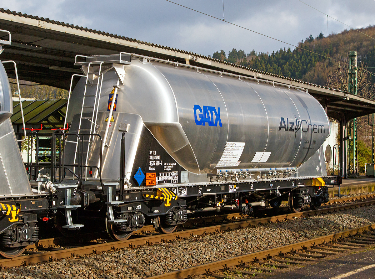 4-achsiger Drehgestell-Staubgutwagen (Silowaggon) 37 TEN 80 D-GATXD 9326 580-9 Gattung Uacns, der GATX Rail Germany GmbH (Mieter Alz Chem AG) am 31.01.2015 bei der Zugdurchfahrt in Betzdorf/Sieg. 

Die Gefahrguttafel (Gefahrgutnummer X423 / 1402) aber auch die Aufschrift sagen aus welcher brisante Stoff transportiert wird, es ist Calciumcarbid, welches mit Wasser stark reagiert. Fr�her wurde Calciumcarbid in Karbidlampen mit Wasser versetzt, mit dem es zu brennbarem Ethin (Acetylen) reagierte. Heute wird es zum Entschwefeln von Roheisen in der Stahlindustrie verwendet.

TECHNISCHE DATEN:
Hersteller: Feldbinder Spezialfahrzeugwerke GmbH
Herstellerbezeichnung: Silowaggon BEUT 73.4-3/1 RID (Calciumcarbid)
Gattung:  Uacns
Spurweite: 1.435 mm
L�nge �ber Puffer : 14.500 mm
Drehzapfenabstand:  9.460 mm
Achsabstand im Drehgestell: 1.800 mm
H�chstgeschwindigkeit: 100 km/h (120 km/h leer)
Radsatzlast : 22,50 t
zul. Gesamtgewicht:  90,00 t
Eigengewicht:  17.280 kg
Nutzlast:  72,70 t
Drehgestelle:  Y25 Lsi(f)-FFB-K
Puffer  Kategorie:  A 32 kJ
Kleinster bef. Halbmesser:  35 m
Gesamtvolumen: 73 m�
Betriebsdruck: 2,50 bar / -0,05 bar
Pr�fdruck:  3,25 bar
Tankcode:  S2,65AN(+)
Beh�lterwerkstoff : Aluminiumlegierung
Drei Dom�ffnungen DN 500 mit vier Verschraubungen.
Auslaufleitung  DN 100 mit pneumatisch �ffnenden Absperrklappen und Schlauchanschluss DN 100 beidseitig in Fahrzeugmitte.
Drei Absperrklappen DN 200 unterhalb der Auslaufkonen, beidseitig bedienbar.
