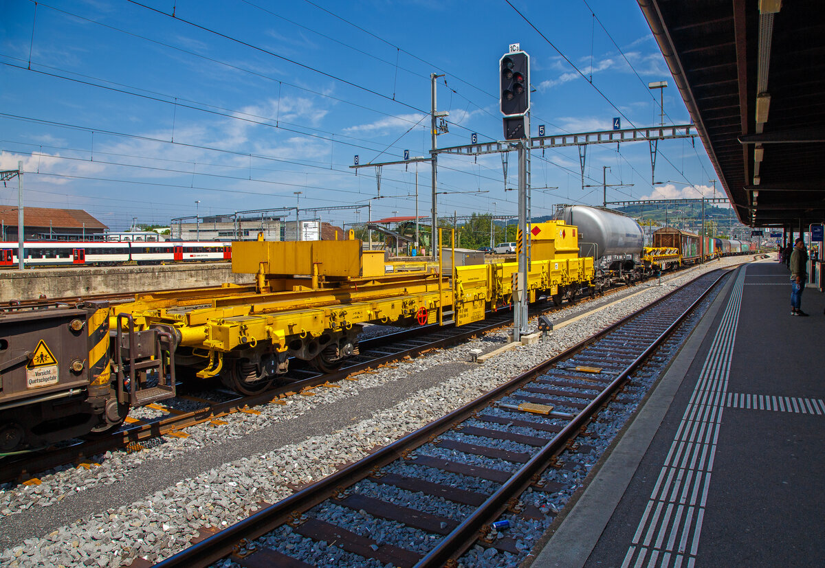 4-achsiger Drehgestellflachwagen 37 80 3940 044-5 D-ORME, der Gattung Res, der OnRail GmbH als Gegengewichtwagen zum 100 t GOTTWALD Gleisbauschienenkran GS 80.08 T (99 85 9219 025-5 CH-VMG) der Vanomag AG, am 18.05.2018 in einem Zugverband beim Signalhalt im Bahnhof Yverdon-les-Bains (VD).

TECHNISCHE DATEN: 
Spurweite: 1.435 mm (Normalspur)
Anzahl der Achsen: 4 (in 2 Drehgestellen)
Länge über Puffer:  19.900 mm
Drehzapfenabstand:  14.860 mm
Achsabstand im Drehgestell:  1.800 mm
Länge der Ladefläche: 18.500 mm 
Ladefläche: 49,2 m
Höchstgeschwindigkeit:  beladen 100 km/h / leer 120 km/h
Eigengewicht:  25.180 kg
Maximale Ladegewicht:  54,8 t (ab Streckenklasse C)
Kleinster bef. Gleisbogenradius:  75 m
Bremse: KE-GP
Intern. Verwendungsfähigkeit:  RIV