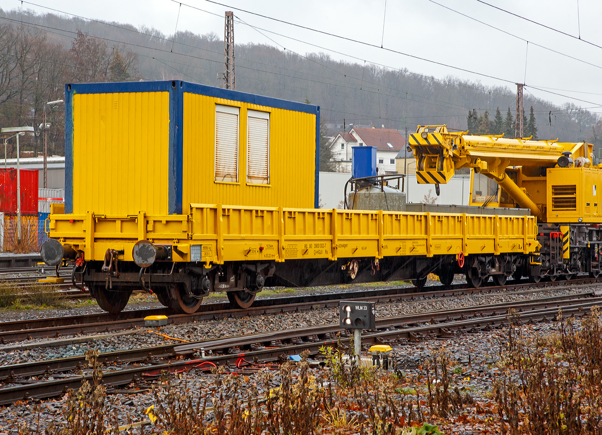 
4-achsiger Drehgestellflachwagen, der Hering Bahnbau GmbH (Burbach), 80 80 3900 002-7 D-HGUI, Gattung Rs, als Schutzwagen zum KIROW 50t-Gleisbauschienenkran KRC 400 T, abgestellt am 08.12.2018 in Kreuztal.

TECHNISCHE DATEN: 
Spurweite: 1.435 mm
Länge über Puffer:  20.220 mm
Drehzapfenabstand:  14.600 mm
Achsabstand im Drehgestell:  2.000 mm
Länge der Ladefläche: 18.540 mm
Höchstgeschwindigkeit:  beladen 90 km/h / leer bzw. ab gelastet 100 km/h
Eigengewicht:  26.000 kg
Maximale Ladegewicht:  54 t (ab Streckenklasse C)
Kleinster bef. Gleisbogenradius:  50 m
Bremse: KE-GP
Intern. Verwendungsfähigkeit:  RIV