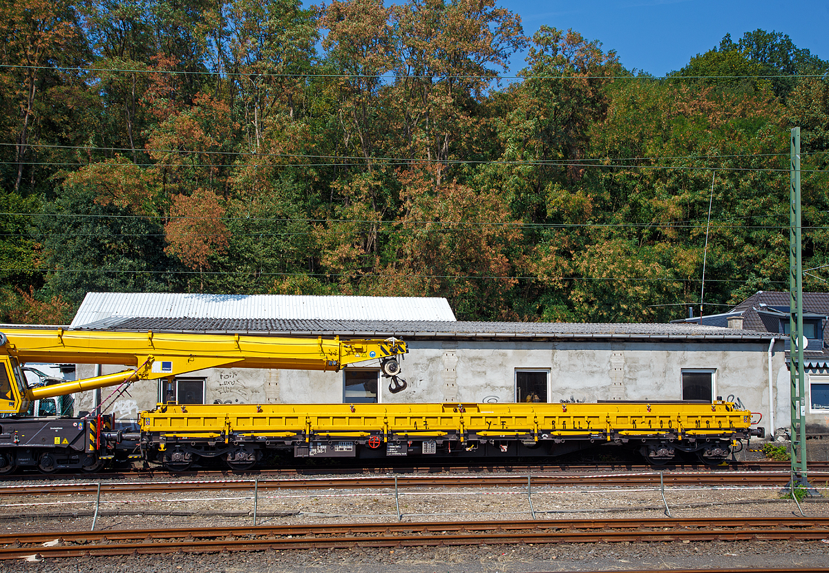 
4-achsiger Drehgestellflachwagen mit klappbaren Seitenborden und Rungen, der Hering Bahnbau GmbH (Burbach), 33 80 3998 265-1D-HGUI, Gattung Res 072-1, als Schutzwagen zum Gleisbauschienenkran - KIROW Multi Tasker KRC 910, abgestellt am 19.08.2018 im Bahnhof Au (Sieg).

TECHNISCHE DATEN: 
Spurweite: 1.435 mm
Länge über Puffer:  19.900 mm
Drehzapfenabstand:  14.860 mm
Achsabstand im Drehgestell:  1.800 mm
Ladebreite: 2.640 mm
Länge der Ladefläche: 18.660 mm
Ladefläche: 50,5 m²
Höchstgeschwindigkeit:  beladen 100 km/h / leer 120 km/h
Eigengewicht:  23.400 kg
Maximale Ladegewicht:  56,5t (ab Streckenklasse C)
Kleinster bef. Gleisbogenradius:  75 m
Bremse: KE-GP
Intern. Verwendungsfähigkeit:  RIV
Besonderheiten: Gemischter Boden (1/3 Stahl, 2/3 Holz)
