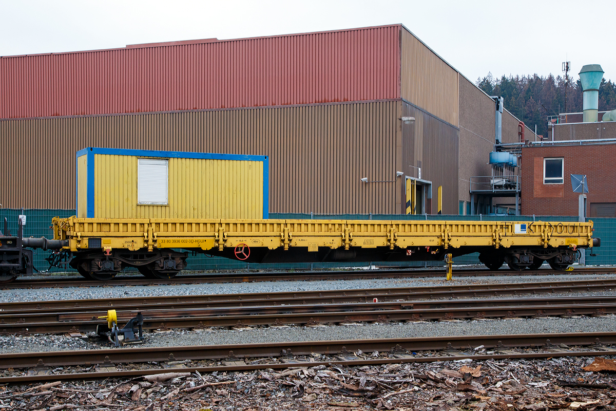 
4-achsiger Drehgestellflachwagen mit klappbaren Seitenborden und Rungen, der Hering Bahnbau GmbH (Burbach), 33 80 3936 002-3 D-HGUI, Gattung Res, hier als Schutzwagen zum GOTTWALD Gleisbauschienenkran GS 40.08 T, abgestellt am 15.12.2018 in Siegen-Eintracht auf dem Gel�nde der KSW Kreisbahn Siegen-Wittgenstein GmbH.

TECHNISCHE DATEN: 
Spurweite: 1.435 mm
L�nge �ber Puffer:  19.900 mm
Drehzapfenabstand:  14.860 mm
Achsabstand im Drehgestell:  1.800 mm
L�nge der Ladefl�che: 18.500 mm
Ladefl�che: 48 m�
H�chstgeschwindigkeit:  100 km/h
Eigengewicht:  25.000 kg
Maximale Ladegewicht:  55 t (ab Streckenklasse C)
Kleinster bef. Gleisbogenradius:  75 m
Bremse: KE-GP
