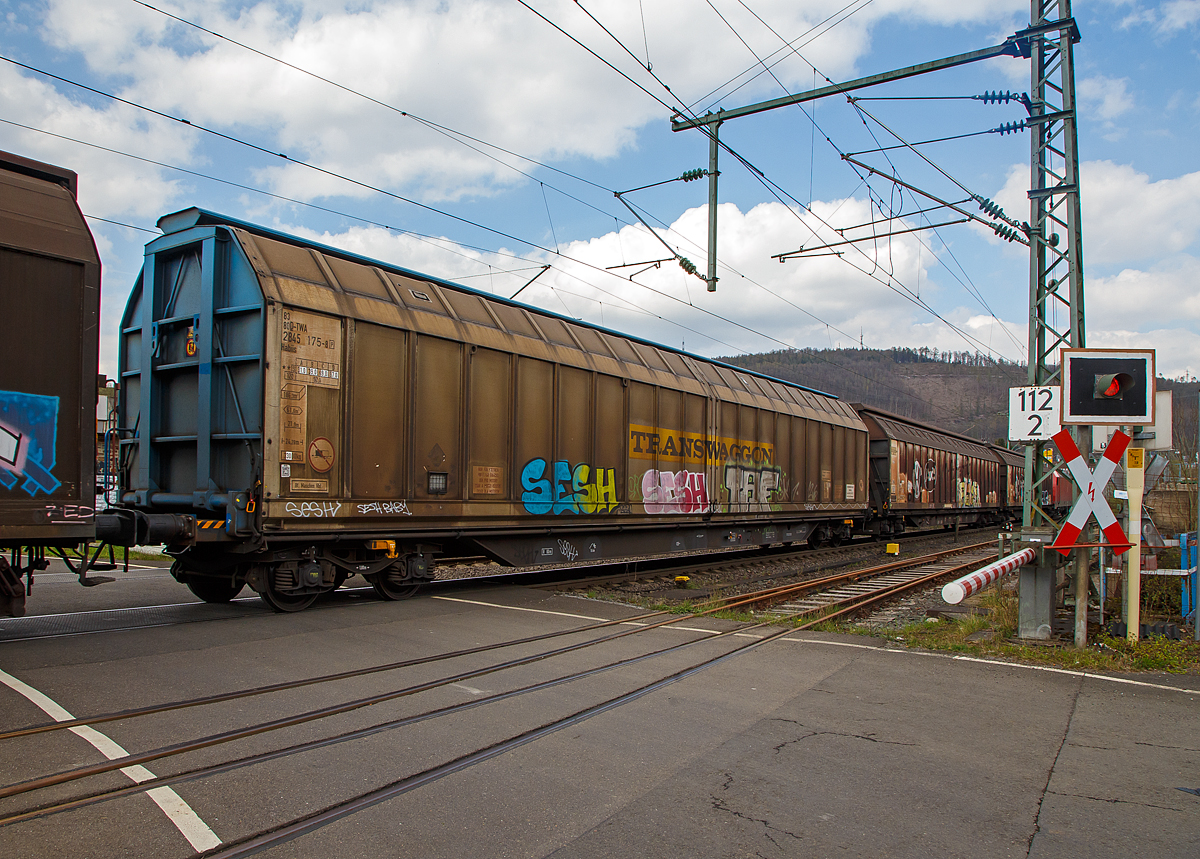 4-achsiger gedeckter Drehgestell-Großraumschiebewandwagen mit Langhubstoßdämpfer 83 80 2845 145-8 [P] D-TWA der Gattung Habiis-11/3, der TRANSWAGGON GmbH, im Zugverbund am 14.04.2022 bei der Zugdurchfahrt in Niederschelden (Sieg), hier passiert er gerade den Bü 343 (Km 112,183) der Siegstrecke KBS 460).

Der Habiis 11 ist mit einem Stoßbalken ausgerüstet, der über einen hydraulisch wirkenden Langhubstoßdämpfer abgestützt wird. Durch diese hochwirksame Technik beträgt die maximale Verzögerung bei einem Auflaufstoß von 9 km/h nur ca. 1 g. Auf diese Weise werden bei empfindlicher Ladung (z. B. Pkw-Motoren) Transportschäden vorgebeugt.

TECHNISCHE DATEN:
Gattungskennzahl: 2845
Spurweite: 1.435 mm
Länge über Puffer : 24.280 mm
Drehzapfenabstand: 18.200 mm
Achsabstand im Drehgestell:  1.800 mm
Eigengewicht: 33.000 kg
Ladelänge: 21,838 mm
Ladebreite: 2.830 mm
Ladefläche: 61,6 m²
Rauminhalt: 186,3 m³
Breite d. Seitentürenöffnung: 10.759 mm
Max. Zuladung: 57,0 t (ab Streckenklasse D)
Max. Geschwindigkeit: 100 km/h (beladen) / 120 km/h (leer)
Kleinster befahrbarer Gleisbogen: R 60 m
Intern. Verwendungsfähigkeit: Private Wagen [P]
Bemerkungen: Max. 63 EURO-Palette möglich.  