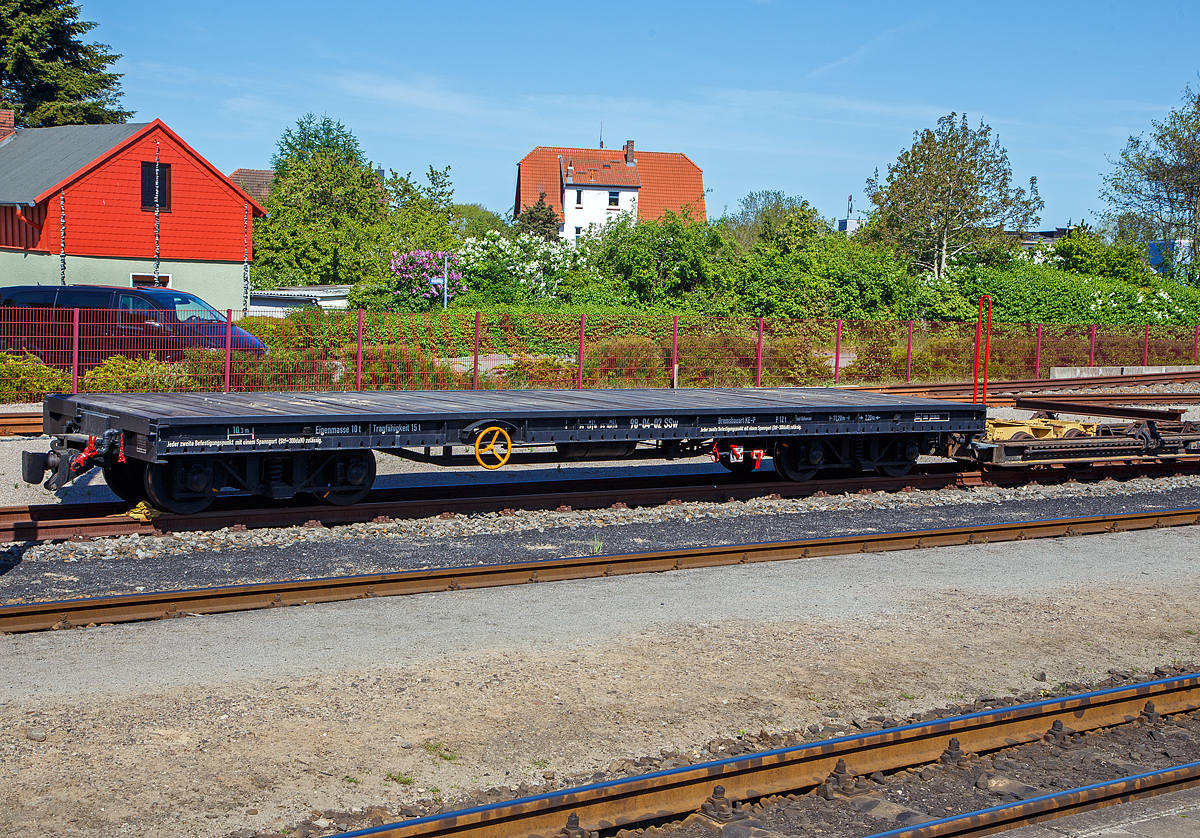 4-achsiger Schmalspur Drehgestell-Flachwagen 98-04-02 SSw der MBB - Mecklenburgischen Bäderbahn Molli GmbH abgestellt am 15.05.2022 im Bahnhof Bad Doberan.

TECHNISCHE DATEN:
Spurweite:  900 mm
Länge über Puffer: 11.200 mm
Drehzapfenabstand: 7.200 mm
Länge der Ladefläche: 10.300 mm
Eigengewicht: 10 t
Tragfähigkeit: 15 t
Bremse: KE-P
