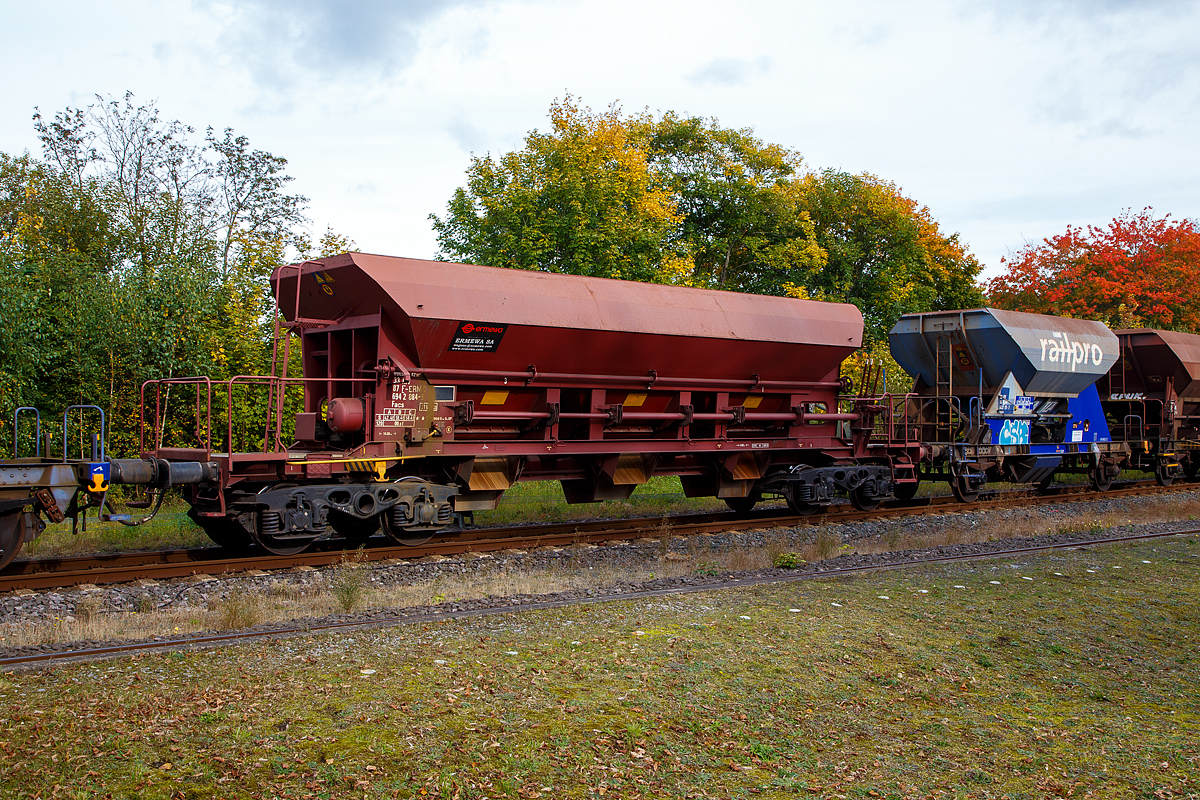 4-achsigiger offener Drehgestell-Sch�ttgutwagen mit dosierbarer Schwerkraftentladung der franz�sischen Vermietungsfirma ERMEWA SA, 33 87 6942 042-9 F-ERMD, der Gattung Fans, abgestellt im Zugverband am 17.10.2021 im Bahnhof Hachenburg (Westerwald). 

TECHNISCHE DATEN (laut Anschriften):
Spurweite: 1.435 mm (Normalspur)
Achsanzahl: 4 in zwei Drehgestellen
L�nge �ber Puffer: 14.860 mm
Drehzapfenabstand: 9.820 mm
Achsabstand im Drehgestell: 1.800 mm
Laderaum: 42 m�
H�chstgeschwindigkeit: 100 km/h (beladen) / 120 km/h (leer)
Maximales Ladegewicht: 58,4 t (ab Streckenklasse C)
Eigengewicht: 21.600 kg
Kleinster bef. Gleisbogenradius: R 35 m
Bremse: O-GP / CH-GP (K)
Verwendungsf�higkeit: RIV