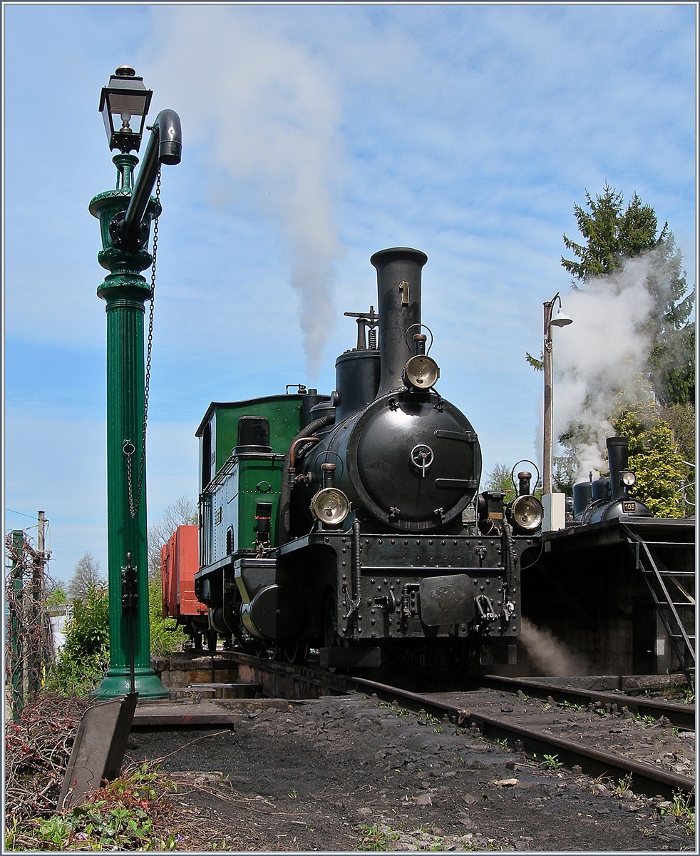 40 Jahre Blonay Chamby -Pfingstfestival 2008: Nachdem die 1889 gebaute RhB G 3/4 N° 1 bereits zwischen 1970 und 1988 bei der Blonay - Chamby Bahn im Einsatz stand besucht die Lok im Rahmen des 40 Jahre Jubiläum der Museumsbahn erneut die Westschweiz.
Das Bild zeigt die Lok in der Behandlungsanlage von Chaulin. Die G 3/4 N° 1 wurde von der SLM zur Eröffnung 1889 an die L.D. (Landquart - Davos Bahn) geliefert. 
Nach 126 Jahren nach ihrer Inbetriebnahme erlitt die G 3/4 N° 1 einen Defekt, damit sie weiterhin als älteste, noch betriebsfähigen Meterspurdampfloks gilt, bracht sie etwas  Kohle : https://www.rhaetia1.ch/ 
3. Mai 2008 