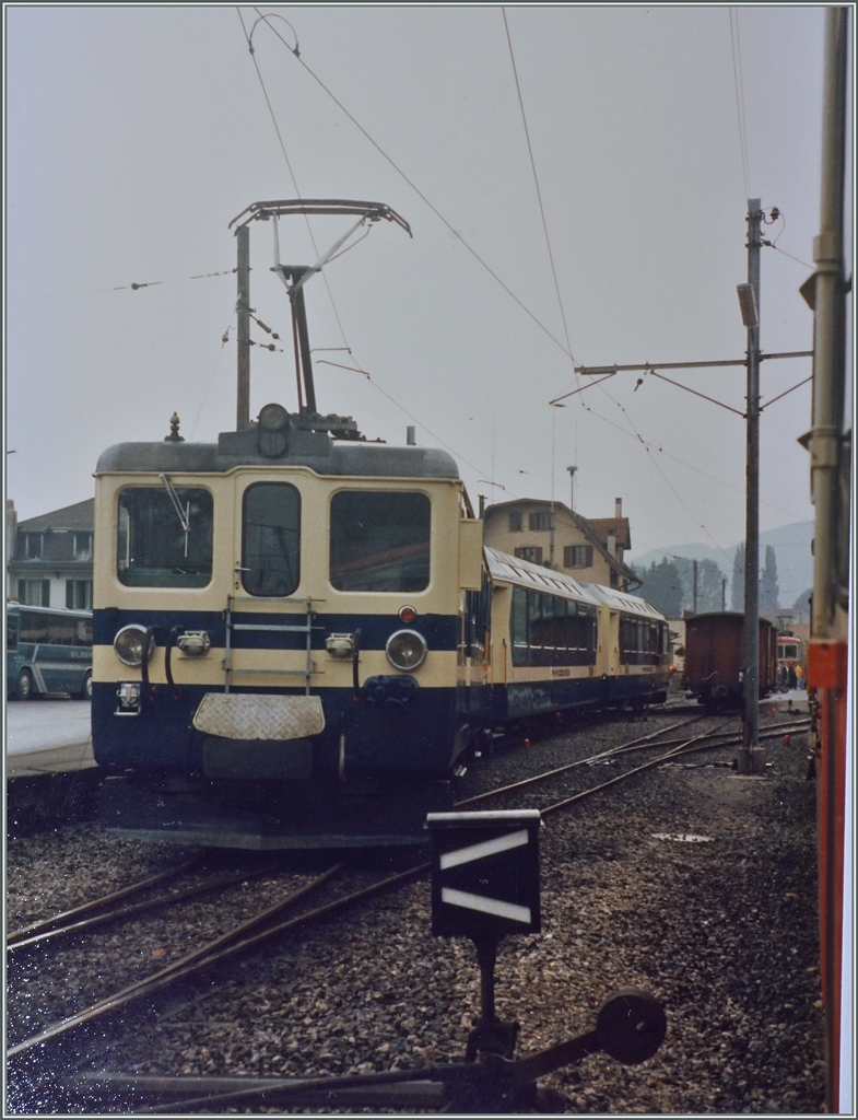 40 Jahre MOB Panoramic Express: Für eine vorgesehen Extrafahrt kam am 18. Juli 1985 eine Superpanoramic Zug als Testfahrt nach Blonay. Hier wartet dieser auf die Rückfahrt.
