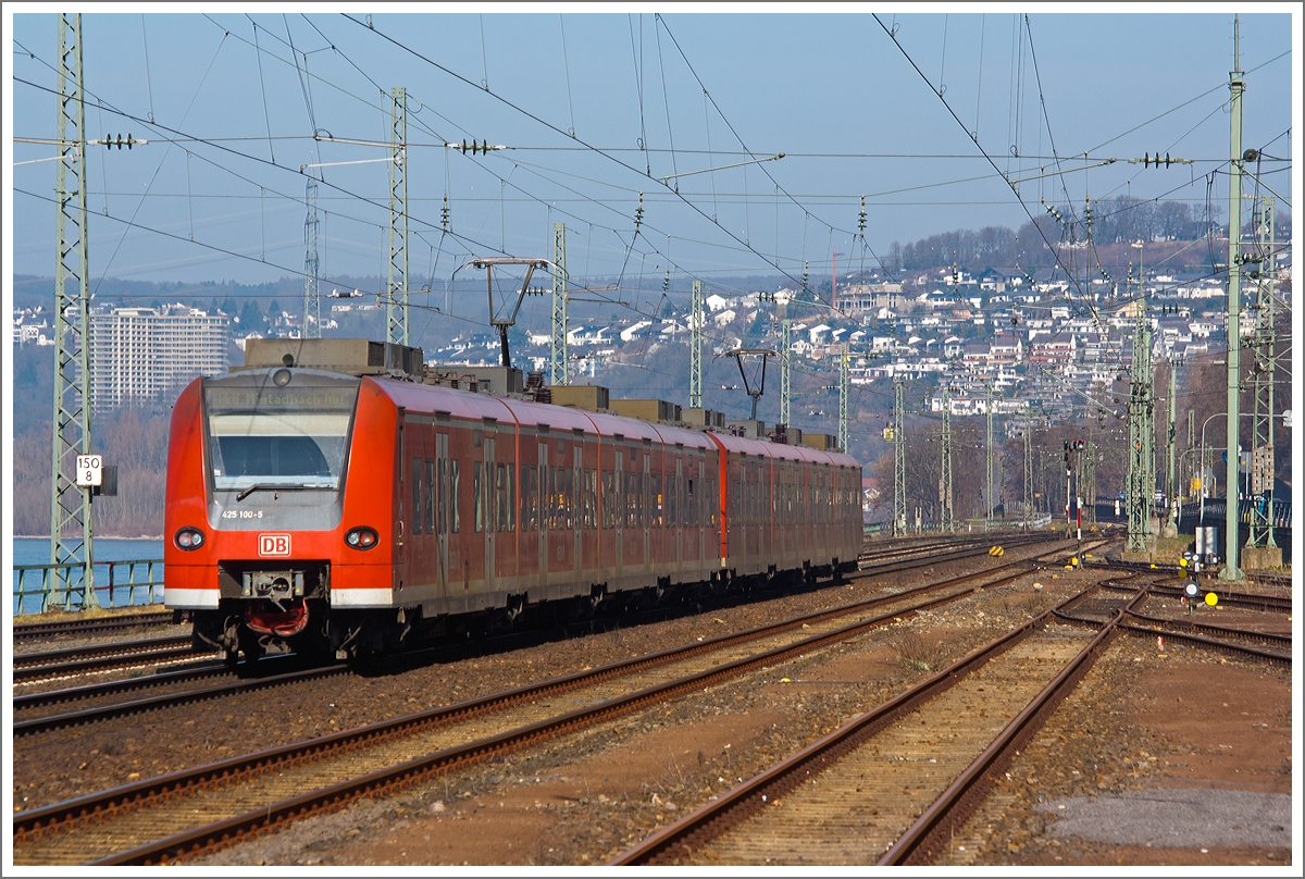 425 096-5 und 425 100-5 (zwei gekuppelte Triebz�ge der Baureihen 425 bzw. zwei ET 425) haben als RE 8  Rhein-Erft-Express  (Koblenz  – Bonn-Beuel – K�ln/Bonn Flughafen – K�ln – M�nchengladbach) am 09.03.2014 den Bahnhof Koblenz-Ehrenbreitstein verlassen und fahren weiter in Richtung K�ln bzw. M�nchengladbach. 

