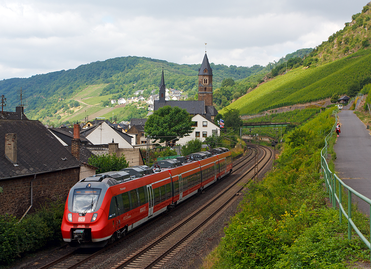 
442 200 / 442 700  (94 80 0442 200-2 D-DB usw.) ein vierteiliger Bombardier Talent 2 der DB Regio mit dem Taufnamen  Hatzenport  fährt am 21.06.2014, als RB 81  Moseltal-Bahn  (Trier - Cochem - Koblenz), von Hatzenport weiter in Richtung Koblenz. 

Der  Hamster  wurde 2009 bei Bombardier Transportation GmbH in Hennigsdorf unter der Fabriknummer HEN 25565 gebaut. 