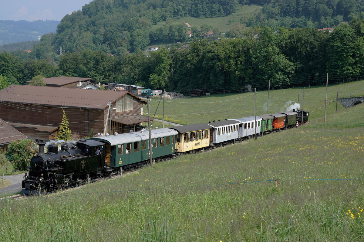 50 Jahre «Museumsbahn Blonay-Chamby»
1968 bis 2018
MEGA STEAM FESTIVAL VOM 19. MAI 2018
Museumszug mit der HG 3/4 3, 1913 BFD bei Cornaux als Erinnerung an den schönen Tag den wir in der Westschweiz im Jagdrevier von Stefan Wohlfahrt erleben durften.
Freundliche Grüsse an die Bahnfreunde aus Blonay und dem Hellertal.
Foto: Walter Ruetsch