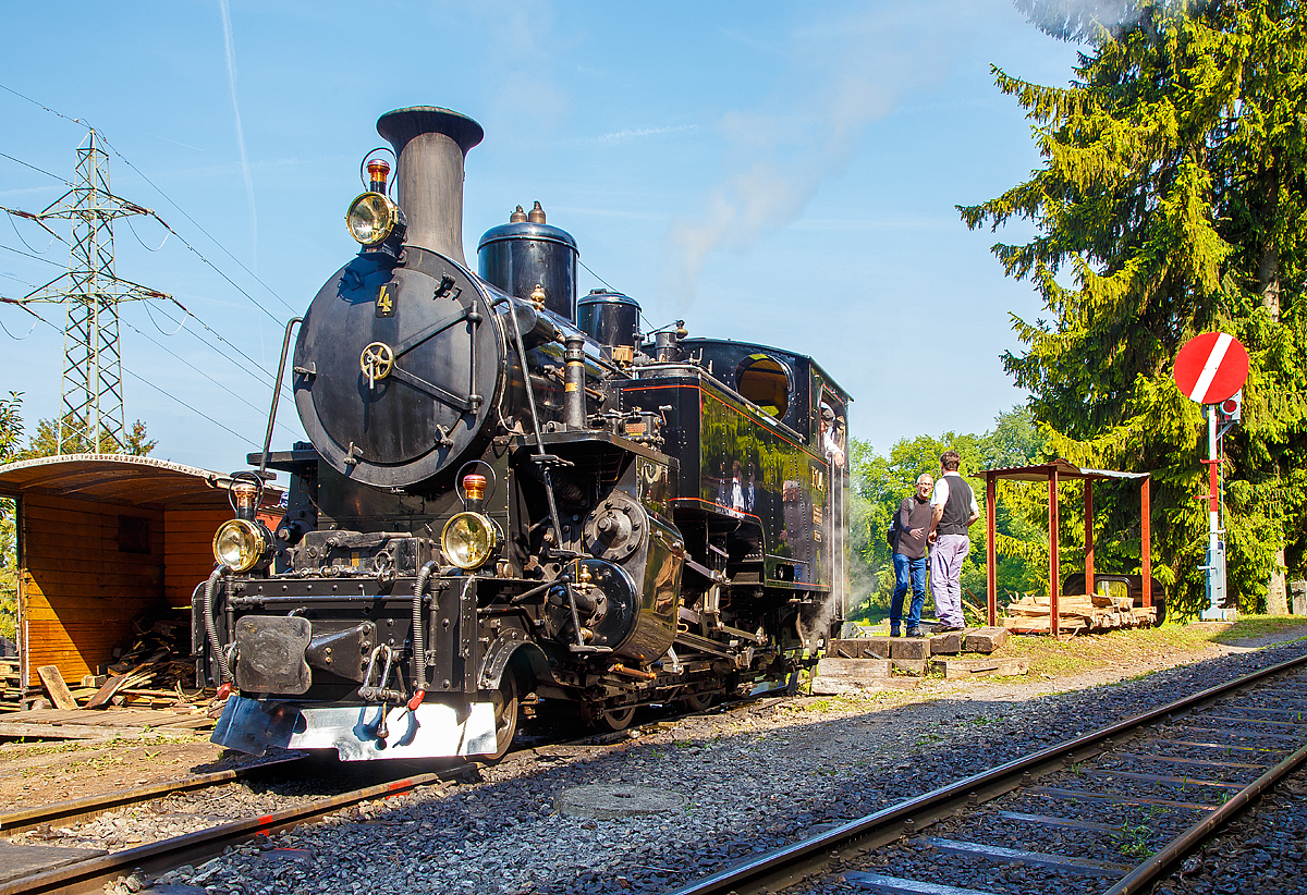 
50 Jahre BC - MEGA STEAM FESTIVAL der Museumsbahn Blonay–Chamby:
Die DFB HG 3/4 Nr. 4, ex B.F.D. 4 (Brig-Furka-Disentis, später FO - Furka-Oberalp), steht am 19.05.2018 bei der Bekohlungsanlage in Chaulin.

Die B.F.D. HG 3/4 ist eine von zehn von der Schweizerische Lokomotiv- und Maschinenfabrik (SLM) gebauten Dampflokomotiven für gemischten Adhäsions- und Zahnradbetrieb für die Brig-Furka-Disentis. Diese hier wurde 1913 unter der Fabriknummer 2318 gebaut.

Geschichte:
Die damalige Bahngesellschaft Brig-Furka-Disentis (BFD) beschaffte in den Jahren 1913 und 1914 zur Betriebsaufnahme ihrer Strecke bei der Schweizerischen Lokomotiv- und Maschinenfabrik Winterthur (SLM) die 10 Dampflokomotiven HG 3/4 Nr. 1-10, ausgeführt als Heissdampf-Vierzylinderverbund-Maschinen mit getrenntem Adhäsions- und Zahnradantrieb nach „System Abt“.

Die 10 Dampflokomotiven gingen 1926 an die als Nachfolgegesellschaft der BFD gegründete Furka-Oberalp-Bahn (FO) über und leisteten bis zum Abschluss der Elektrifikation im Jahre 1942 auf der gesamten 100 km langen Strecke Brig-Disentis zuverlässig ihren Dienst.

1947 wurden die Lokomotiven Nr. 1, 2, 8 und 9 nach Indochina (heutiges Vietnam) verkauft, wo Sie auf der Strecke Song Pha – Dalat bis in die Siebzigerjahre im Einsatz standen.

In einer beispiellosen Aktion wurden die 4 Lokomotiven, soweit noch vorhanden, im Jahre 1990 durch die DFB in die Schweiz zurückgeholt.

Nach der vom Reichsbahnausbesserungswerk Meiningen ausgeführten Aufarbeitung stehen die beiden Lok Nr. 1 und 9 seit 1993 wieder an der Furka im Einsatz.

Die Lok 9 durchläuft zur Zeit in der DFB Revisionswerkstatt in Chur auf Frondienstbasis eine Totalrevision R3.

Als einzige der 10 Lokomotiven hat die Lok 4 ihre Heimat nie verlassen. Sie wurde von der FO als fahrleitungsunabhängiges Triebfahrzeug bis in das Jahr 1972 eingesetzt und schliesslich in Münster remisiert.

Nach einer in den Achziger Jahren durch Mitglieder des Oberwalliser Eisenbahnamateur Klubs (OEAK) erfolgten Aufarbeitung kam sie von 1990-1997 gelegentlich auf den Adhäsionsabschnitten Brig-Mörel und Niederwald-Oberwald für Extrafahrten zum Einsatz.

1997 konnte die DFB die Lok 4 als Leihgabe der FO übernehmen und unterzog sie in rund 18`000 freiwilligen Arbeitsstunden durch eigene Fachspezialisten in der Werkstatt Chur einer grundlegenden Revision.

Seit 2006 verkehrt die Lok 4 im Originalzustand wieder an der Furka.

Am 12.08.2010, dem Tag der Wiedereröffnung des letzen DFB-Streckenabschnitts Gletsch-Oberwald, wurde die Lok F.O.4 von der Matterhorn Gotthard Bahn (MGB, entstanden aus der Fusion der beiden Bahngesellschaften FO und BVZ) der DFB als Geschenk definitiv übergeben.

TECHNISCHE DATEN:
Länge über Puffer: 8.754 mm
Dienstgewicht: 42 t
Triebraddurchmesser:	910 mm
Laufraddurchmesser:	600 mm
Zahnrad Teilkreis: 688 mm
Zahnrad Zähne/Teilung: 18 Zähne / 120 mm (Abt 2-lamellig)
Anhängelast 110 ‰ Steigung: 60 t
Max. Geschwindigkeit Adhäsion:	45 km /h
Max. Geschwindigkeit Zahnrad:	20 km/h
Leistung:	600 PS (440 kW)
	
Antrieb:	
System: Getrennte Adhäsions- & Zahnradmaschine nach System Abt als Heissdampf Vierzylinderverbundmaschine
Bremsen: Vakuumbremse, Riggenbach'sche Gegendruckbremse
Steuerung Adhäsion:	Walscherts Kolbenschieber
Steuerung Zahnrad:	Joy Kolbenschieber
Zylinderdurchmesser Adhäsion:	420 mm
Zylinderdurchmesser Zahnrad:	560 mm
		
Kessel:
Kesseldruck: 14 bar
Rostfläche / Heizfläche:1,3 m2 / 63 m2
Siede- / Rauchrohre:	95 / 15 Rohre
Kesselwasser-Inhalt:	2,6 m3
Wasservorrat:	3,15 m3
Kohlenvorrat: ca. 1,3 t
