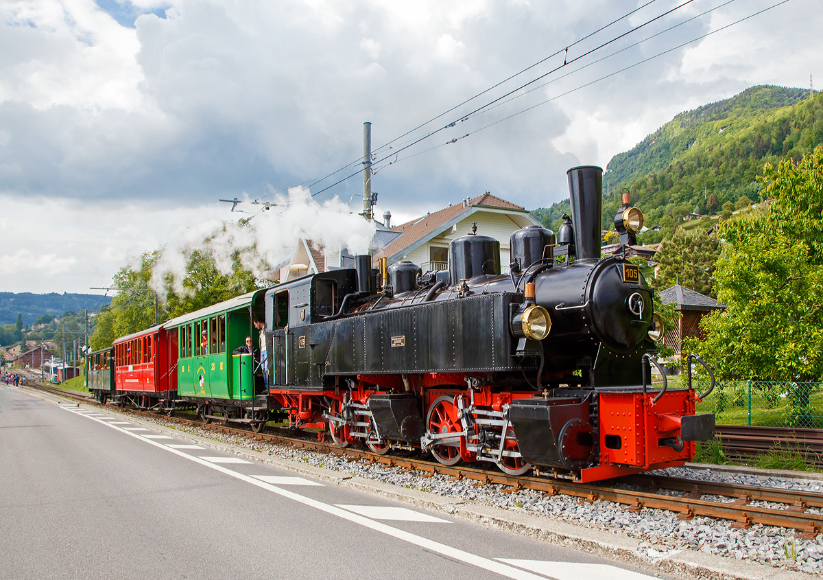 
50 Jahre BC - MEGA STEAM FESTIVAL der Museumsbahn Blonay–Chamby:
Die G 2x2/2 Malletdampflok 105 der Museumsbahn Blonay–Chamby fährt am 20.05.2018 von Blonay hinauf nach Chamby bzw. zum Museum Chaulin.

Für den Einsatz auf den Meterspur-Strecken in Frankreich bestellten die Deutschen Heeresfeldbahnen bei der Maschinenbau-Gesellschaft Karlsruhe sieben Mallet-Dampflokomotiven. Aus Zeitgründen wurde keine zeitgemäße neue Serie entwickelt. Man nahm alte Konstruktionsunterlagen als Grundlage. Die Auslieferung erfolgte im August 1918. Bevor die Maschinen HK 94 bis HK 100 (HK = Heeresprüfkommission für Feldbahnen) ihren Einsatzort erreichten, war der I. Weltkrieg (Waffenstillstand von Compiegné am 11. November 1918) jedoch schon beendet. Da sie nicht mehr von den Heeresfeldbahnen benötigt und nicht zum Reparationsgut zugeordnet wurden, übernahm sie das Reichsverwaltungsamt. Dieses verkaufte in den Jahren 1919/1920 die Loks.

Die Lok wurde 1918 von der Maschinenbau-Gesellschaft Karlsruhe unter der Fabriknummer 2051gebaut und von der Heeresprüfkommission für Schmalspurbahnen abgenommen als Lok „HK 95“ abgenommen, wegen dem Kriegsende kam sie auf den Heeresfeldbahnen nicht mehr zum Einsatz. So wurde sie 1919 an die Kleinbahn Voerde-Haspe–Breckerfeld als HVB 28 verkauft. Die Kleinbahn Voerde-Haspe–Breckerfeld wurde elektrifiziert, und die  Nr. 28  wurde 1925 an die Zell-Todtnau-Eisenbahn (in der Nähe von Freiburg) der Süddeutsche Eisenbahn-Gesellschaft (SEG) abgegeben, wo sie die  Nummer 105  -  Todtnau  erhielt. Sie blieb bis zur Streckenstillegung der Linie im Jahre 1968 im Schwarzwald und ging gleich drauf an die Museumsbahn Blonay – Champy.
Es ist noch eine Schwesterlok erhalten geblieben, es ist die 99 5906 der HSB.

Konstruktion:
Das hintere Triebwerk mit den Hochdruckzylindern ist fest im Blechrahmen gelagert. Das vordere Triebwerk mit den Niederdruckzylindern ist mit einem Königszapfen mit dem hinteren Triebwerk verbunden, der genietete Kessel liegt mit Gleitplatten auf ihm auf. Seitliche Blattfedern halten das Triebwerk in einer mittigen Stellung. Beide Triebwerke haben einen Innenrahmen.

Der Dampf wird erst zu den hinteren Zylindern geleitet, von dort gelangt er über flexible Leitungen in die vorderen Zylinder. Alle Zylinder verfügen über Flachschieber und außenliegende Heusinger-Steuerung mit Hängeeisen.

Die Loks verfügen über eine Wurfhebel-Handbremse und eine Dampfbremse als Zusatzbremse. Je nach Bahn wurden später Saugluft- oder Druckluftbremse als Zugbremse nachgerüstet.

Auf dem Kessel sitzen zwei Sanddome, einer für jedes Triebwerk.

TECHNISCHE DATEN:
Hersteller 	Maschinenbau-Gesellschaft Karlsruhe (MBK)
Baujahr: 1918
Betriebsgattung:	K 44.9
Kurzbezeichnung: B' B n4vt
Spurweite: 1.000 mm
Kurzbezeichnung: B' B n4vt
Länge über Puffer: 9.400 mm
Höhe über SO: 3.800 mm
Achsstand im Triebwerk: 1.400 mm
Treibraddurchmesser:	1.000 mm
Leergewicht: 28,5 t
Dienstgewicht: 34,4 t
Höchstgeschwindigkeit: 30 km/h
indizierte Leistung: 200 kW (270 PS)
Anfahrzugkraft: 47,76 kN
kleinster befahrbarer Gleisbogen: 	50 m
Kesselüberdruck: 12 bar
Kohlevorrat : 1,1 t
Wasservorrat:  3,6 m³
Zylinderanzahl: 	4
Zylinderdurchmesser:  280 mm (HD) / 425 mm (ND)
Kolbenhub: 500 mm
Bremse: Knorrbremse m. Z., Wurfhebel-Handbremse


Geschichte der Mallet-Lokomotiven:
Der zunehmende Verkehr auf schmalspurigen Eisenbahnen erschloss Mallet ein anderes Wirkungsfeld. Diese Bahnen benötigten stärkere und damit größere Maschinen, als es die engen Kurven der Schmalspurstrecken zuließen. Die einzige Lösung schienen hier Lokomotiven mit schwenkbaren Fahrwerken zu sein. Dazu waren bereits die Bauarten von Fairlie und Meyer verbreitet, die schwenkbare Maschineneinheiten verwendeten. Die einzelnen Einheiten wurden mit Dampf über flexible Verbindungen gespeist, die sich jedoch stets als Schwachpunkt der Maschinen erwiesen. Mallet entwickelte stattdessen eine Bauart mit zwei Fahrwerken, von denen nur das vordere, unter der Rauchkammer befindliche Fahrwerk schwenkbar gelagert war, während der Kessel fest auf dem anderen Fahrwerk ruhte. Damit reduzierte sich die Zahl der flexiblen Verbindungen um die Hälfte. Der wesentliche Unterschied der Konstruktion von Mallet im Vergleich zu den Bauarten Fairlie und Meyer war aber die perfekte Anwendung eines Verbundtriebwerkes. Der Frischdampf wird zunächst zu den Hochdruckzylindern des fest gelagerten Fahrwerks geleitet und nach dem Auslass in die Niederdruckzylinder des vorderen beweglichen Fahrwerks. Die dorthin führende bewegliche Dampfleitungsverbindung war wegen des geringeren Drucks besser beherrschbar als bei reiner Frischdampf-Versorgung. Diese Bauart ließ Mallet sich 1884 patentieren. 

Dampflokomotiven haben im Allgemeinen zwei Arbeitszylinder, die Mallet-Loks besitzen diese Einrichtungen doppelt, also 4 Zylinder mit zugehörigen Triebwerksgruppen. Der Abdampf der ersten ist gleichzeitig der Arbeitsdampf der zweiten Zylindergruppe.

Schweizerische Bauartbezeichnung G2 x 2/2
Deutsche Reichsbahn Baureihe 99.590

Mallet-Lokomotive  B'B n4vt
- B'B = Dampflokomotive mit 2 Triebwerken, das erste davon beweglich gelagert, zu je 2 Treibachsen
- n4 = Naßdampf und 4 Zylinder
- v = Verbundwirkung zwischen den Hoch- und Niederdruck-Zylindern
- t = Brennstoff und Wasservorräte werden auf der Lokomotive mitgeführt
- (in neuerer Schreibweise wird häufig das  t  weggelassen.
- Bei Angaben ohne  t  handelt es sich dann immer um eine Tenderlok, im Gegensatz dazu  T  = Schlepptenderlok).
