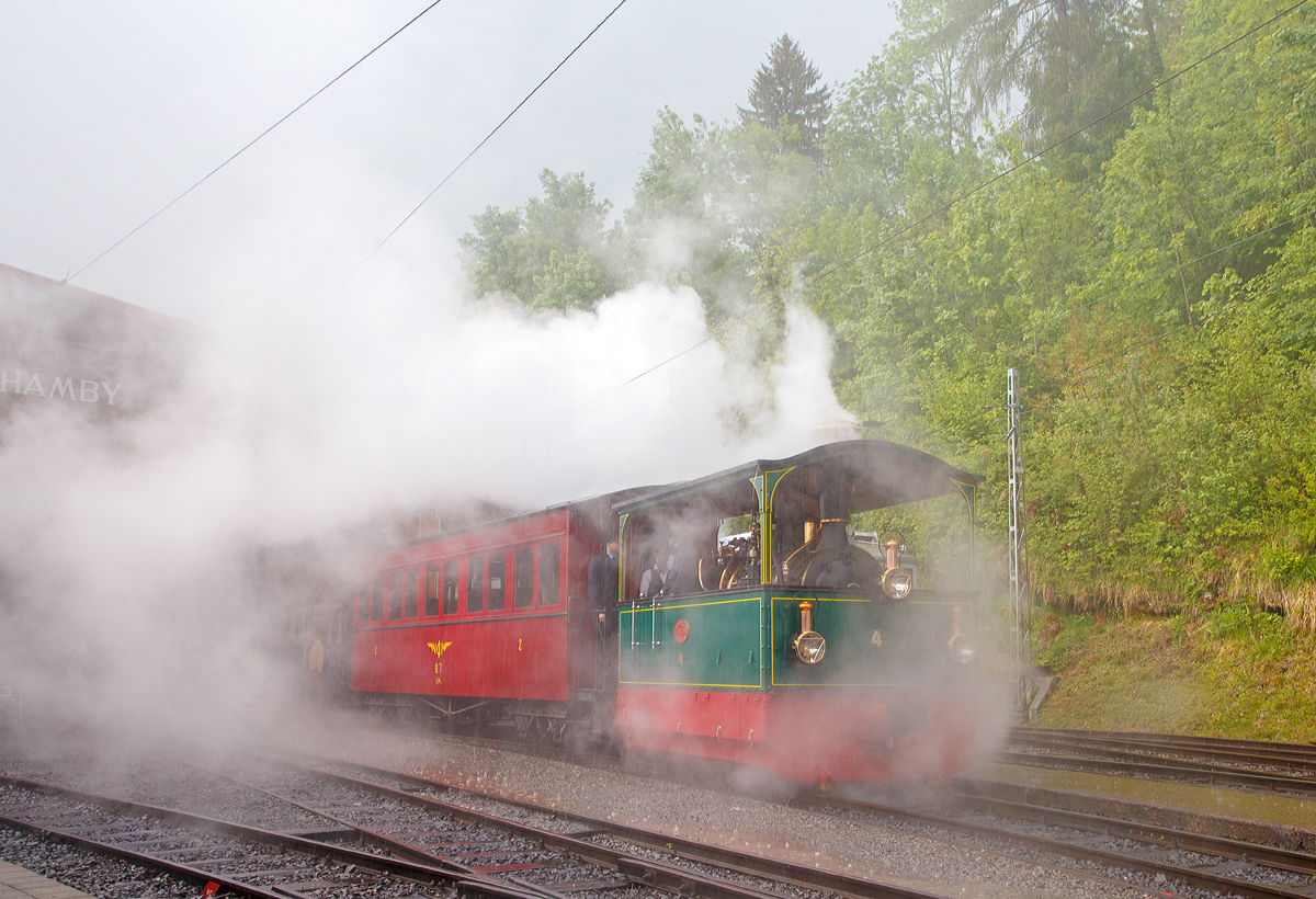 
50 Jahre BC - MEGA STEAM FESTIVAL der Museumsbahn Blonay–Chamby:
Sie wird nass und steht im selbst produzierten Nebel, die G 2/2 Krauss-Kastendampflok (Tramlok) Nr. 4 der Museumsbahn Blonay–Chamby am 19.06.2017 im Museum Chaulin.
