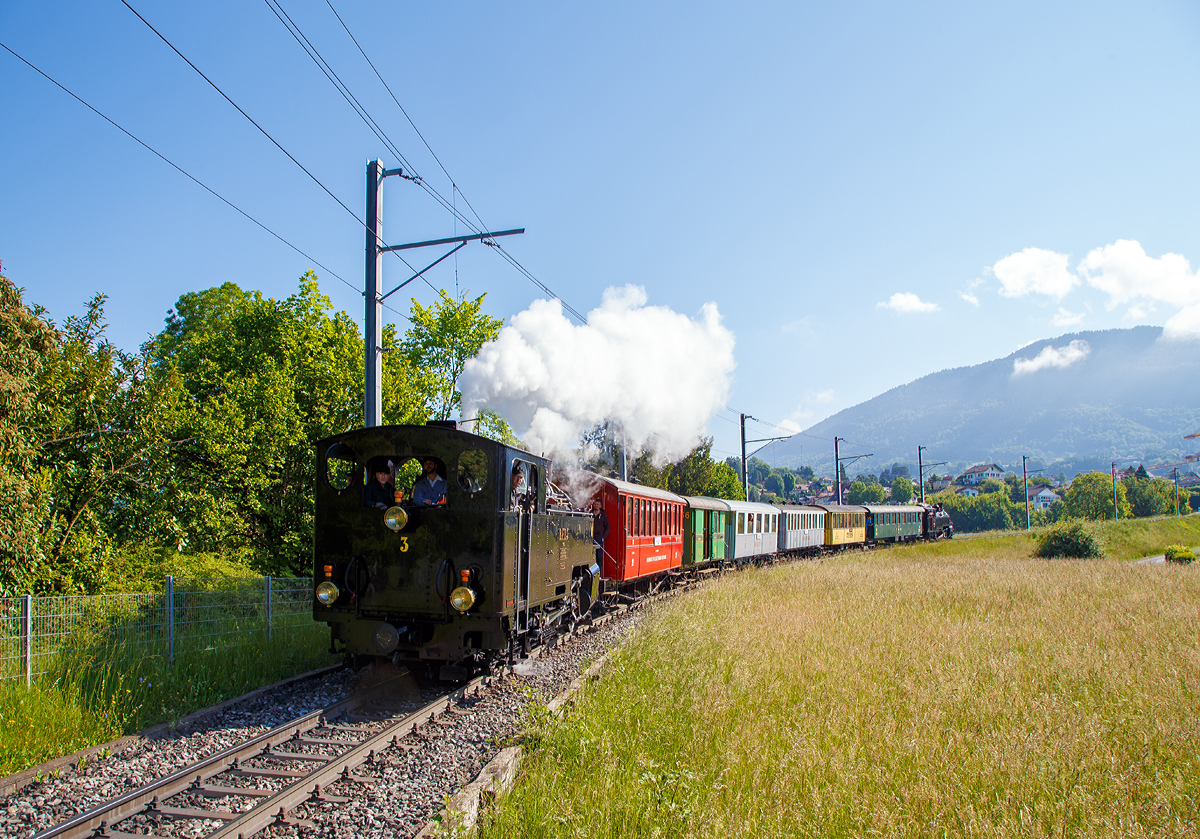 
50 Jahre BC - MEGA STEAM FESTIVAL der Museumsbahn Blonay–Chamby:
Die beiden HG 3/4 Schwestern, vorne die B.F.D. 3 und am Zugende F.O. 4 mit Riviera Belle Epoque Zug Chamby- Blonay-Vevey fahren am 20.05.2018 bei Château d'Hauteville in Richtung Vevey hinab.
