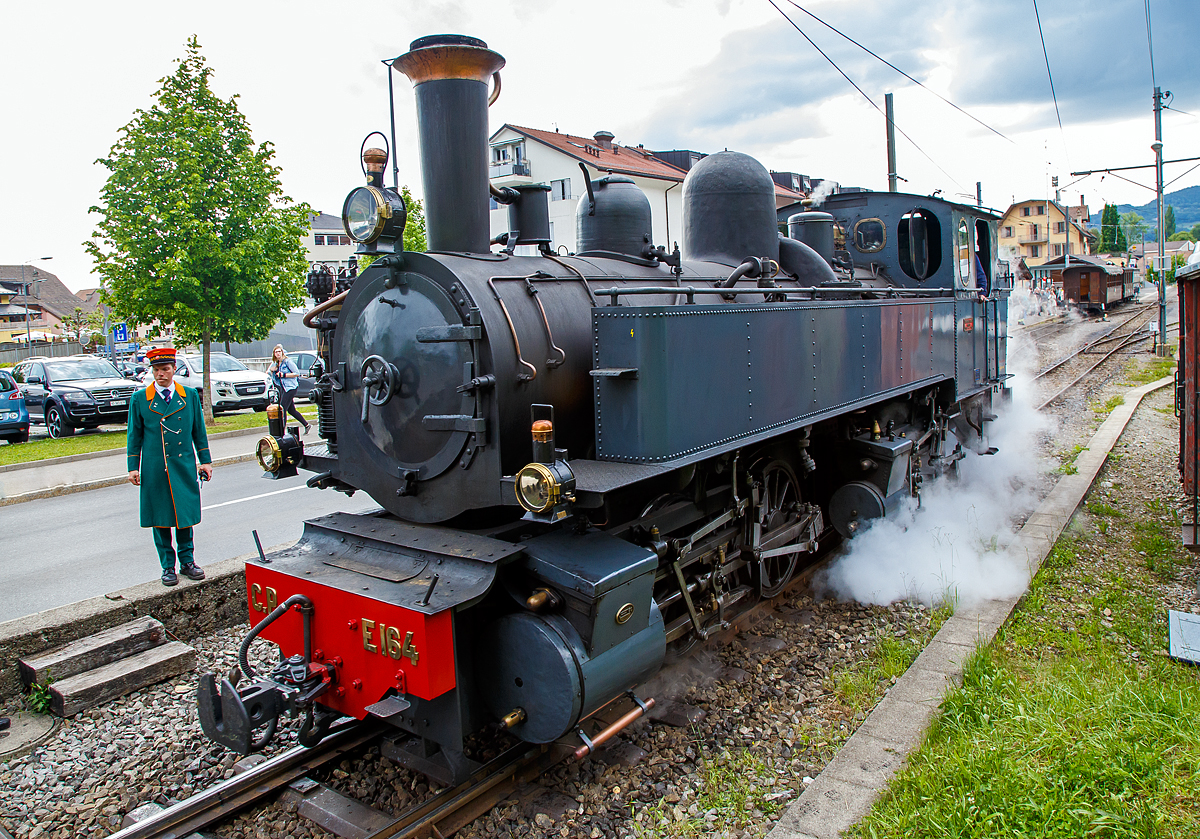 
50 Jahre BC - MEGA STEAM FESTIVAL der Museumsbahn Blonay–Chamby:
Die ex C.P. E164 G 2x2/2 Mallet-Dampflokomotive , ex MD 404, vom Verein La Traction als Gastlok beim Mega Steam Festival der BC, hier am 20.05.2018 beim Manöver im Bahnhof Blonay.