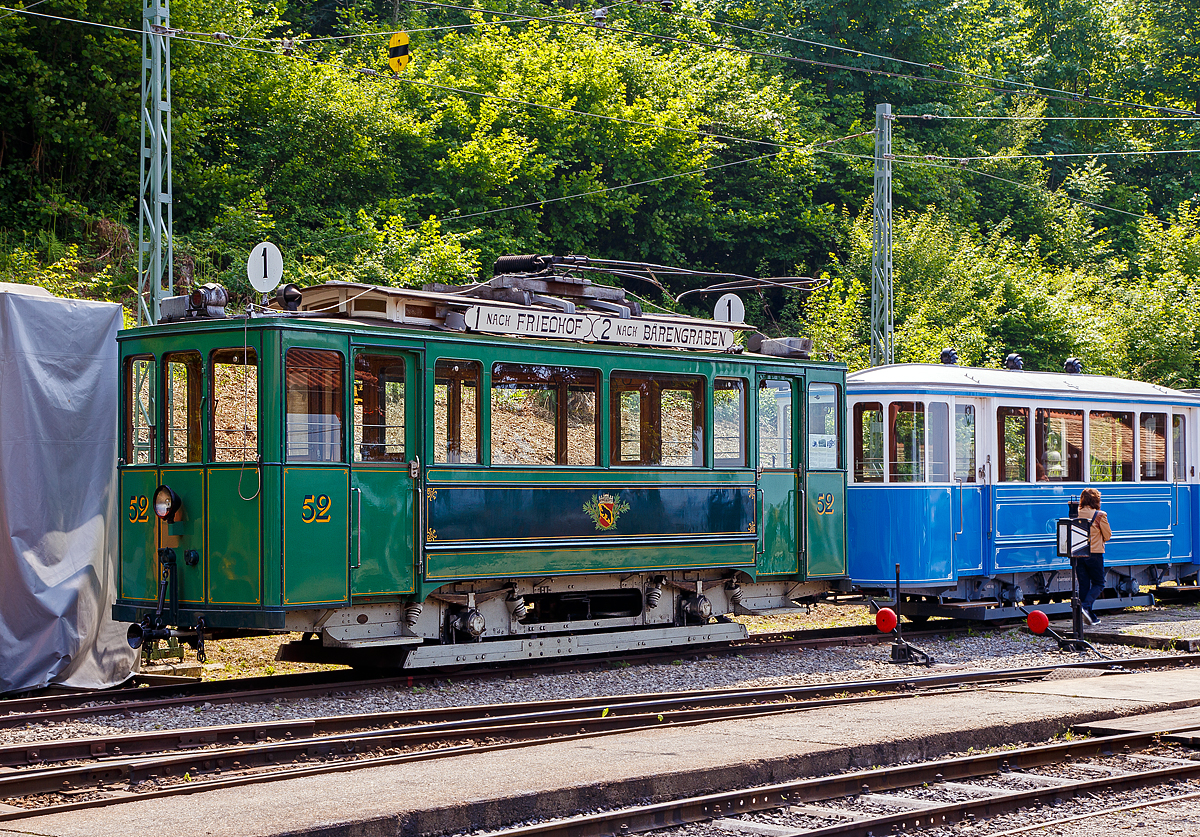 
50 Jahre BC - MEGA STEAM FESTIVAL der Museumsbahn Blonay–Chamby: Auch wenn Walter Ruetsch die Befürchtung hatte solche Straßenbahn-Triebwagen fänden bei diesem Dampffestival keine Beachtung, so fanden sie bei mir aber auch Beachtung:

Der Zweiachs-Motorwagen ex SSB Ce 2/2 52 (ehem. Triebwagen der Städtische Straßenbahnen Bern) hier am 19.05.2017 im Museumsareal Chaulin.  Dahinter der ex VMCV C2 57 (ehem. Beiwagen der Vevey Montreux Chillon Villeneuve)

Die erste Serie elektrischer Zweiachs-Motorwagen Ce 2/2 1 - 24 kam 1901 in Betrieb. Sie waren bei einem Achsabstand von 2,0 Metern nur 8,48 Meter lang. Bis 1955 wurden sie alle abgebrochen. Um dem stetig steigenden Fahrzeugbedarf zu genügen, beschaffte die Städtische Straßenbahn Bern von 1906 bis 1914 einen verbesserten Motorwagentyp mit einem Achsstand von 3,2 Metern, von SWS (Elektrik von MFO). Die Wagen bekamen die Nummern 25 - 53. Sie wurden mehrmals umgebaut und erhielten dabei verschieden starke Motoren. Die Inbetriebnahme der zweiten Standardwagenserie Be 4/4 121 - 130 im Jahre 1960 führte zur Verschrottung von schwachmotorisierten Wagen der Serie 25 - 53, während einige noch als Reserve überlebten. 

Der SSB Ce 2/2 52, ab 1948 SVB Ce 2/2 52 (Städtische Verkehrsbetriebe Bern), wurde 1914 von SWS (Schweizerische Wagons- und Aufzügefabrik AG) gebaut, die elektrische Ausrüstung ist von MFO (Maschinenfabrik Oerlikon). Er ging1968 als Geschenk von den Städtischen Verkehrsbetrieben Bernan die Museumsbahn Blonay–Chamby. Mitte der 1980er Jahre wurde er dort in den Ursprungszustand restauriert, zudem musste die vorhandene Elektrik von 600 Volt DC auf 1000 V DC umgebaut werden.

Außer dem SSB Ce 2/2 52 überlebte von den Berner Zweiachs-Motorwagen nur noch der Wagen 37 die verschiedenen Verschrottungsaktionen. Dieser  wird vom Tramverein Bern (TVB) betreut und ist Eigentum von Bernmobil (Städtische Verkehrsbetriebe Bern).

TECHNISCHE DATEN:
Inbetriebsetzung: 1914 
Hersteller : SWS, MFO  
Karosserie: Holz, Stahl
Spurweite: 1.000 mm
Betriebsart: Einrichtungsbetrieb
Achsstand:  3.200 mm
Eigengewicht: 12,2 t 
Leistung: 2 x 38 kW = 76 kW  (zuletzt in Bern 95 kW)
Höchstgeschwindigkeit: 35 km/h  
Steuerung : Direktkontroller  
Plätze: 20 Sitzplätze und 32 Stehplätze
Treibraddurchmesser:   860 mm
Übersetzung:   1:3,90
Stromsystem: heute 1000 V DC, ursprünglich 600 Volt DC (Gleichstrom)
Stromabnehmer: Lyrastromabnehmer

Ich hoffe sehr dass das Museum und die Museumsbahn in 25 Jahren auch eine 75 Jahr Feier feiern kann und dann noch so viel Beachtung findet. Ich wünsche mir sehr dass wir dieses dann auch alle wieder miterleben dürften.
