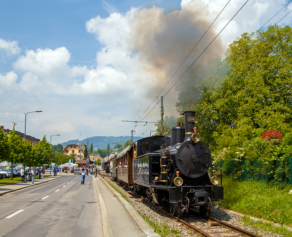 50 Jahre BC - MEGA STEAM FESTIVAL der Museumsbahn Blonay–Chamby:
Die sch�ne ex SBB Br�nigbahn Tal-Dampflok G3/4 208 der Ballenberg Dampfbahn f�hrt am 19.05.2018 mit einem Zug von Blonay nach Chaulin (Depot der Museumsbahn Blonay–Chamby) hinauf.

Die G3/4 208 wurde 1913, als letzte der Serie von 8 St�ck (201 bis 208), von der Schweizerische Lokomotiv- und Maschinenfabrik (SLM) in Winterthur unter der Fabriknummer 2403 gebaut und an die SBB Br�nig Bahn f�r die Tallinien (Flachstrecke) zwischen Interlaken-Meiringen und Luzern– Giswil geliefert. Nach der Ausrangierung 1965 wurde sie an den Verein Freunde der Dampflok (ab 1974 Ballenberg Dampfbahn) verkauft. Beim Brand der Remise in Interlaken am 16. November 2013 wurde die Lok schwer besch�digt.

Die Dampflokomotiven G 3/4 der Serie 201–208, der Bauart Mogul mit der Spurweite von 1.000 mm, wurden von 1905 bis 1913 von den Schweizerischen Bundesbahnen (SBB) auf der Br�nigbahn, ihrer einzigen schmalspurigen Bahnlinie, eingesetzt. Die Tenderlokomotiven waren teilweise bis 1965 in Betrieb. Die Lokomotiven sollten die aus der Er�ffnungszeit stammenden dreiachsigen JBL G 3/3 unterst�tzen, die bis dahin alleine den Zugsverkehr auf den Talstrecken der Br�nigbahn geleistet hatten. Mit der Lieferung dieser letzten baugleichen Maschine, ersetzten die G 3/4 die inzwischen �berholten G 3/3 Dampflokomotiven aus der Gr�ndungszeit endg�ltig. Bis zur Elektrifizierung der Br�niglinie 1941–1942 bildeten die G 3/4 Dampflokomotiven das R�ckgrat auf den Flachstrecken. Um Wasser und Kohle zu sparen, wurden Mitte der 1920er Jahre Lok 201 bis 207 auf Hei�dampf umgebaut, w�hrend die Lok 208 bereits ab Werk als Hei�dampf-Lok gef�hrt worden war.

Ein Jahr nach Abschluss der Elektrifikation wurde die Nummer 202 ausrangiert und abgebrochen. Die 1947 ausrangierten Lokomotiven Nr. 203–205 wurden zusammen mit zwei Bergmaschinen des Typs HG 3/3 an die Thessalische Eisenbahnen in Griechenland abgetreten. Die Lok 203 wurde 2007 das letzte Mal in Volos in schrottreifem Zustand gesichtet. Die Lok 201 wurde 1947 zerlegt. Ebenfalls dem Schneidbrenner zum Opfer fielen die Loks 206 (1957) und 207 (1965). Durch den Umstand, dass ein paar Eisenbahnenthusiasten im Jahr 1965 den Erhalt zweier SBB Schmalspurdampflokomotiven forderten, wurde die Lok 208 nicht abgebrochen. Zusammen mit den Bergmaschine HG 3/3 1067 und 1068 wurde sie aufgearbeitet und steht seither wieder unter Dampf bei der Ballenberg.

Konstruktion der G 3/4 der SBB Br�nigbahn:
Gegen�ber den alten dreiachsigen Dampflokomotiven wurde ein Bisselgestell in Fahrtrichtung vorne angebracht. Es trug zu einem ruhigen Fahrverhalten der Lok bei. Die beiden Zylinder waren waagrecht au�en am Rahmen, zwischen der Lauf- und ersten Kuppelachse angebracht. Die Triebstange treibt die mittlere Achse an, welche �ber Kuppelstangen die beiden anderen Achsen antreibt.

Der Kessel liegt auf einer H�he von 1.900 mm �ber Schienenoberkante auf. Auf ihm befinden sich sowohl ein Sanddom wie ein Dampfdom mit innen liegenden Einstr�mrohren. Auf dem Dampfdom befinden sich zwei Pop-Sicherheitsventile. Der Sand wurde mit einem Druckluftsandstreuer der Bauart Leach, vor der Triebachse auf die Schienen gebracht.

Mit diesen Lokomotiven konnte in der Schweiz die H�chstgeschwindigkeit f�r schmalspurige Dampflokomotiven erstmalig erh�ht werden. 1930 stieg sie von 45 auf 55 km/h und 1936 schlie�lich auf 60 km/h an.

TECHNISCHE DATEN (der G 3/4 208):
Hersteller: SLM
Baujahr: 1913 
Spurweite: 1.000 mm (Meterspur)
Achsformel: 1'C
L�nge �ber Puffer: 8.530 mm
Fester Radstand: 2.900 mm
Gesamtradstand: 4.900 mm
Dienstgewicht: 32,3 t (208)
H�chstgeschwindigkeit: 60 km/h)
Treibraddurchmesser: 1.050 mm
Zylinderanzahl: 2
Zylinderdurchmesser: 340 mm
Kolbenhub: 500 mm
Kessel�berdruck: 12 bar
Wasservorrat: 3,5 m�
Kohlevorrat: 0,8 t
Bremse: Westinghouse-Differenzialbremse
Kupplungstyp: +GF+ (bis 1941 Zentralkupplung Typ Br�nig)