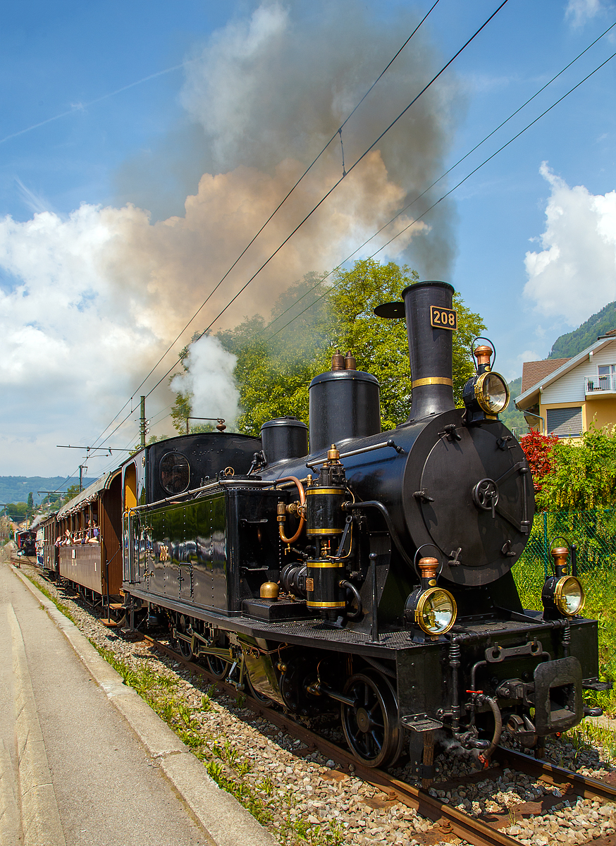 
50 Jahre BC - MEGA STEAM FESTIVAL der Museumsbahn Blonay–Chamby:
Die sch�ne ex SBB Br�nigbahn Tal-Dampflok G3/4 208 der Ballenberg Dampfbahn f�hrt am 19.05.2018 mit einem Zug von Blonay nach Chaulin (Depot der Museumsbahn Blonay–Chamby) hinauf.

Die G3/4 208 wurde 1913, als letzte der Serie von 8 St�ck (201 bis 208), von der Schweizerische Lokomotiv- und Maschinenfabrik (SLM) in Winterthur unter der Fabriknummer 2403 gebaut und an die SBB Br�nig Bahn f�r die Tallinien (Flachstrecke) zwischen Interlaken-Meiringen und Luzern– Giswil geliefert. Nach der Ausrangierung 1965 wurde sie an den Verein Freunde der Dampflok (ab 1974 Ballenberg Dampfbahn) verkauft. Beim Brand der Remise in Interlaken am 16. November 2013 wurde die Lok schwer besch�digt.

Die Dampflokomotiven G 3/4 der Serie 201–208, der Bauart Mogul mit der Spurweite von 1.000 mm, wurden von 1905 bis 1913 von den Schweizerischen Bundesbahnen (SBB) auf der Br�nigbahn, ihrer einzigen schmalspurigen Bahnlinie, eingesetzt. Die Tenderlokomotiven waren teilweise bis 1965 in Betrieb. Die Lokomotiven sollten die aus der Er�ffnungszeit stammenden dreiachsigen JBL G 3/3 unterst�tzen, die bis dahin alleine den Zugsverkehr auf den Talstrecken der Br�nigbahn geleistet hatten. Mit der Lieferung dieser letzten baugleichen Maschine, ersetzten die G 3/4 die inzwischen �berholten G 3/3 Dampflokomotiven aus der Gr�ndungszeit endg�ltig. Bis zur Elektrifizierung der Br�niglinie 1941–1942 bildeten die G 3/4 Dampflokomotiven das R�ckgrat auf den Flachstrecken. Um Wasser und Kohle zu sparen, wurden Mitte der 1920er Jahre Lok 201 bis 207 auf Hei�dampf umgebaut, w�hrend die Lok 208 bereits ab Werk als Hei�dampf-Lok gef�hrt worden war.

Ein Jahr nach Abschluss der Elektrifikation wurde die Nummer 202 ausrangiert und abgebrochen. Die 1947 ausrangierten Lokomotiven Nr. 203–205 wurden zusammen mit zwei Bergmaschinen des Typs HG 3/3 an die Thessalische Eisenbahnen in Griechenland abgetreten. Die Lok 203 wurde 2007 das letzte Mal in Volos in schrottreifem Zustand gesichtet. Die Lok 201 wurde 1947 zerlegt. Ebenfalls dem Schneidbrenner zum Opfer fielen die Loks 206 (1957) und 207 (1965). Durch den Umstand, dass ein paar Eisenbahnenthusiasten im Jahr 1965 den Erhalt zweier SBB Schmalspurdampflokomotiven forderten, wurde die Lok 208 nicht abgebrochen. Zusammen mit den Bergmaschine HG 3/3 1067 und 1068 wurde sie aufgearbeitet und steht seither wieder unter Dampf bei der Ballenberg.

Konstruktion der G 3/4 der SBB Br�nigbahn:
Gegen�ber den alten dreiachsigen Dampflokomotiven wurde ein Bisselgestell in Fahrtrichtung vorne angebracht. Es trug zu einem ruhigen Fahrverhalten der Lok bei. Die beiden Zylinder waren waagrecht au�en am Rahmen, zwischen der Lauf- und ersten Kuppelachse angebracht. Die Triebstange treibt die mittlere Achse an, welche �ber Kuppelstangen die beiden anderen Achsen antreibt.

Der Kessel liegt auf einer H�he von 1.900 mm �ber Schienenoberkante auf. Auf ihm befinden sich sowohl ein Sanddom wie ein Dampfdom mit innen liegenden Einstr�mrohren. Auf dem Dampfdom befinden sich zwei Pop-Sicherheitsventile. Der Sand wurde mit einem Druckluftsandstreuer der Bauart Leach, vor der Triebachse auf die Schienen gebracht.

Mit diesen Lokomotiven konnte in der Schweiz die H�chstgeschwindigkeit f�r schmalspurige Dampflokomotiven erstmalig erh�ht werden. 1930 stieg sie von 45 auf 55 km/h und 1936 schlie�lich auf 60 km/h an.

TECHNISCHE DATEN (der G 3/4 208):
Hersteller: SLM
Baujahr: 1913 
Spurweite: 1.000 mm (Meterspur)
Achsformel: 1'C
L�nge �ber Puffer: 8.530 mm
Fester Radstand: 2.900 mm
Gesamtradstand: 4.900 mm
Dienstgewicht: 32,3 t (208)
H�chstgeschwindigkeit: 60 km/h)
Treibraddurchmesser: 1.050 mm
Zylinderanzahl: 2
Zylinderdurchmesser: 340 mm
Kolbenhub: 500 mm
Kessel�berdruck: 12 bar
Wasservorrat: 3,5 m�
Kohlevorrat: 0,8 t
Bremse: Westinghouse-Differenzialbremse
Kupplungstyp: +GF+ (bis 1941 Zentralkupplung Typ Br�nig)