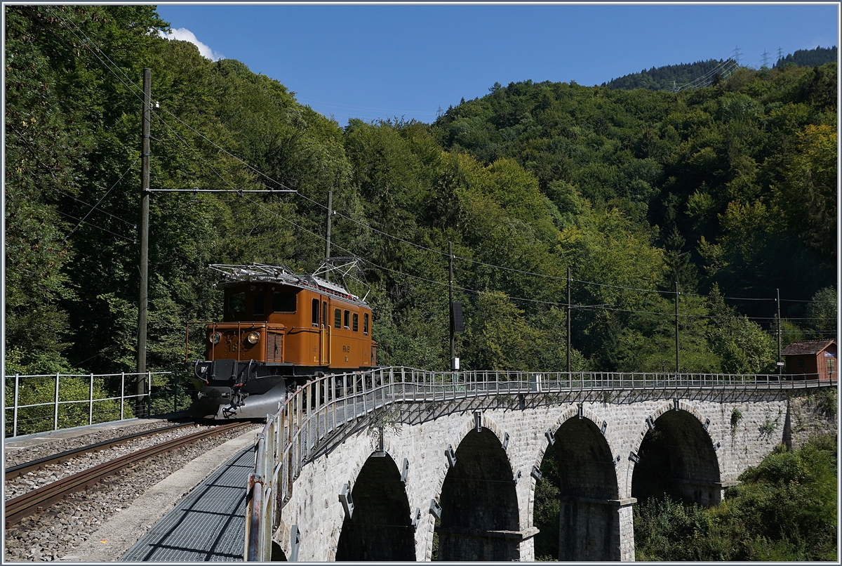 50 Jahre Blonay Chamby - MEGA BERNINA FESTIVAL: Das Viadukt �ber die Baye de Clarens ist eine einem dermassen schlechten Zustand, dass es neu gebaut werden muss und die bestehende Anlage nicht in Doppeltraktion befahren werden darf. Somit verabschiedet sich unsere Vorspannlok, die RhB Gastlok Ge 4/4 182, kurz vor der Br�cke und fuhr in Alleinfahrt nach Vers-chez-Robert. 
Das Bild entstand mit Erlaubnis er B-C.
9. Sept. 2018