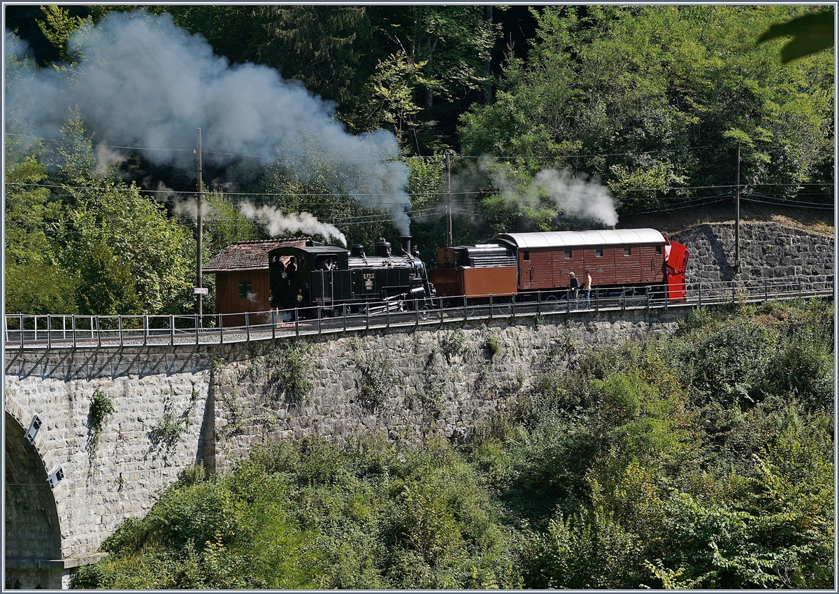 50 Jahre Blonay Chamby - MEGA BERNINA FESTIVAL: Trotz fehlendem Schnee eindrücklich: die RhB Dampfschneeschleuder X rot d 9214 (1052) mit der BFD HG 3/4 bei Vers-chez-Robert.
9. Sept. 2018