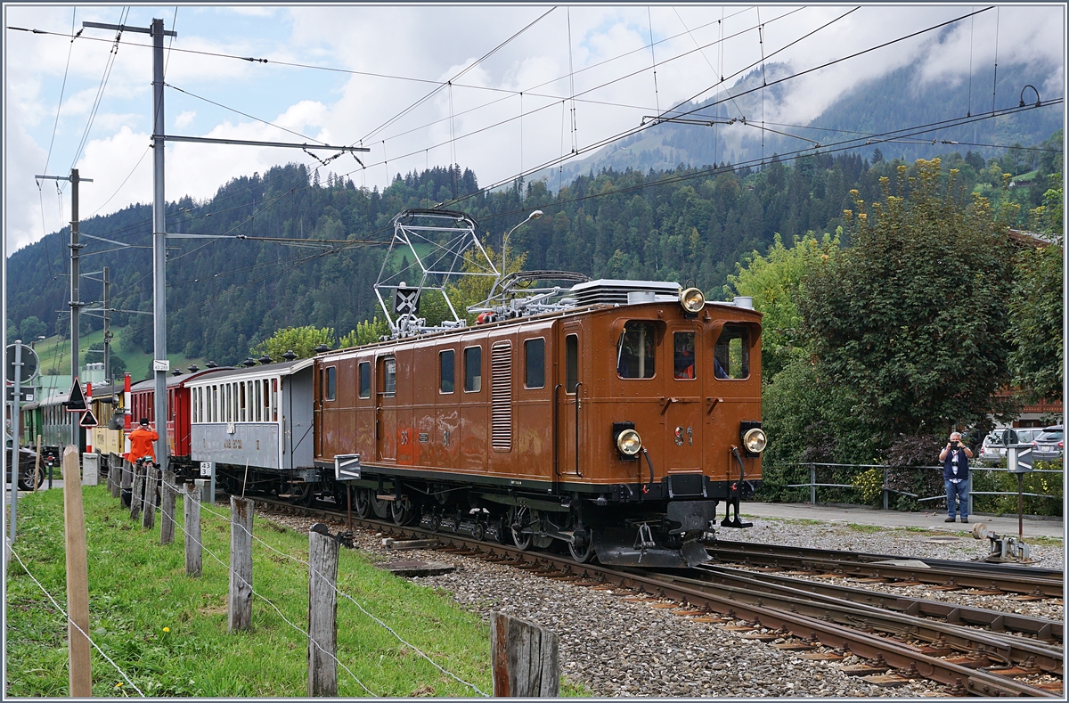 50 Jahre Blonay Chamby - Bündnertag im Saaneland: Die Bernina Bahn Ge 4/4 81 fuhr neben ihrer Fahrt von Montreux nach Gstaad (und zurück) auch noch eine Hin- und Rückfahrt von Gstaad nach Rougemont. Das Bild zeigt die viel fotografierte Lok bei der Einfahrt in Saanen. 
14. Sept. 2018