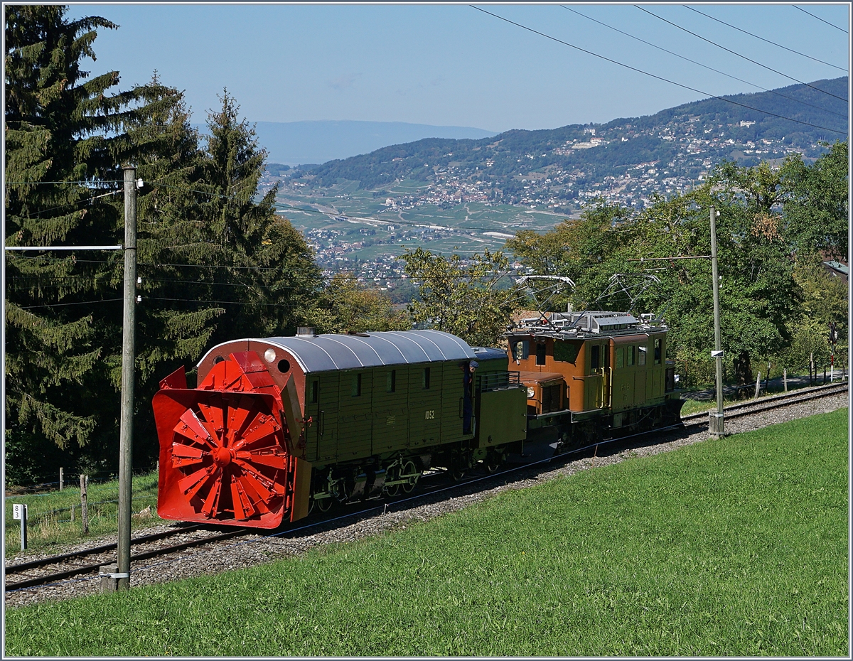 50 Jahre Blonay Chamby - MEGA BERNINA FESTIVAL: die RhB Ge 4/4 182 zieht die RhB Dampfschneeschleuder X rot d 9214 (1052) bis Vers-chez-Robert.
Das Bild entstand am 9. Sept. 2018 in Chaulin.