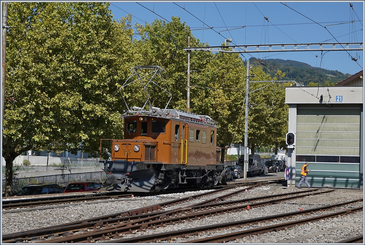50 Jahre Blonay Chamby - MEGA BERNINA FESTIVAL: W�hrend des B-C Bernina Festival verkehrte am Sonntag einige Z�ge der BC bis nach Vevey. 
Da der Zug relativ lang, und zudem die Treibfahrzeuge untereinander auch in Umgekehrter  Reihenfolge d.h. das Krokodil an der Spitze verkehren sollten ergab sich auf den recht engen Gleisangelange von Vevey ein sogenanntes  Kaiserman�ver , ein Ausdruck f�r eine etwas komplizierteres  Rangieren, in diesem Fall mit dem Belle Epoque Zug, dem RhB Ge 4/4 182 und dem RhB ABe 4/4 35. 


9. Sept. 2018