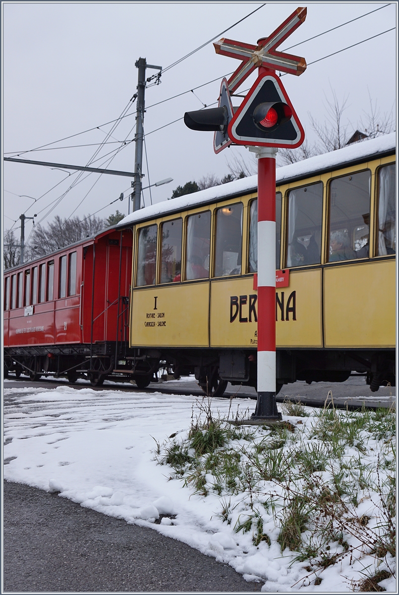 50 Jahre Blonay - Chamby;  Winterdampf :  Der RhB Bernina  Salonwagen  rollt vorbei. 
Planchamp den 3. März 2018