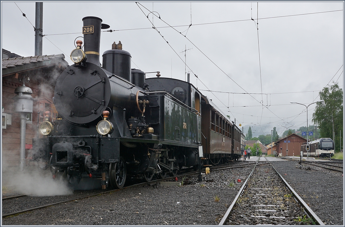 50 Jahre Blonay - Chamby; Mega Steam Festival: Als eine der Gastlok dampft die der Ballenberg Dampfbahn gehörende SBB G 3/4 208 (Baujahr 1913) zwischen Blonay und Chamby. Obwohl eine Meterspurlok, hat sie doch das typische  Gesicht  der damaligen SBB Loks. Das Bild zeigt die Lok in Blonay kurz vor der Abfahrt nach Chamby.
10. Mai 2018