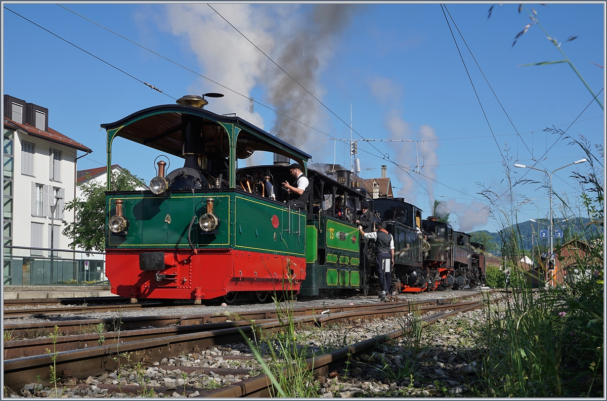 50 Jahre Blonay - Chamby; Mega Steam Festival: Am Freitag, den 11. Mai fand für vorab angemeldete Teilnehmer eine Foto- und Filmfahrt statt. Dies war für mich kein Thema, da ich arbeiten musste. Hingegen nutzte ich die Gelegenheit, die Abfahrt der zahlreichen Dampfloks in Blonay zu fotografieren. Acht Dampflok standen in Blonay! Auf dieses Bild passten folgende (B-C Bezeichnungen): FP 4 (1900), TS 60 (1898) die bald wegfahren dann folgen die CFF 208 (1913), die SEG 105 (1918) die CP E 164 (1905) und die FO 4 (1913). Nicht im Bild, bzw verdeckt die LEB  5 (1890) und die JS 909/BAM 6 (1901)
11. Mai 2018