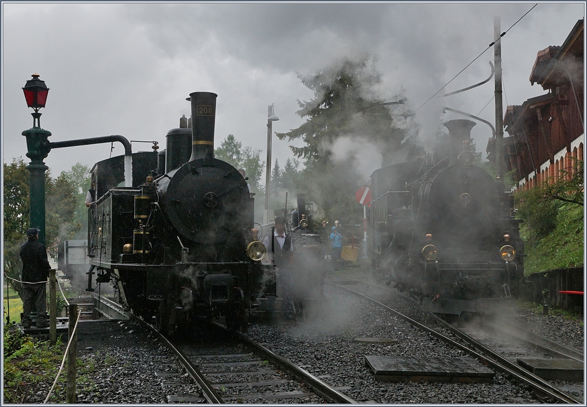 50 Jahre Blonay - Chamby; Mega Steam Festival: Links im Bild die BDB (Ballenbergdampfbahn) SBB G 3/4 208 (1913) beim Wasser fassen und ziemlich in Dampf gehüllt rechts im Bild FO HG 3/4 N° 4 (1913).
Chaulin, den 10. Mai 2018