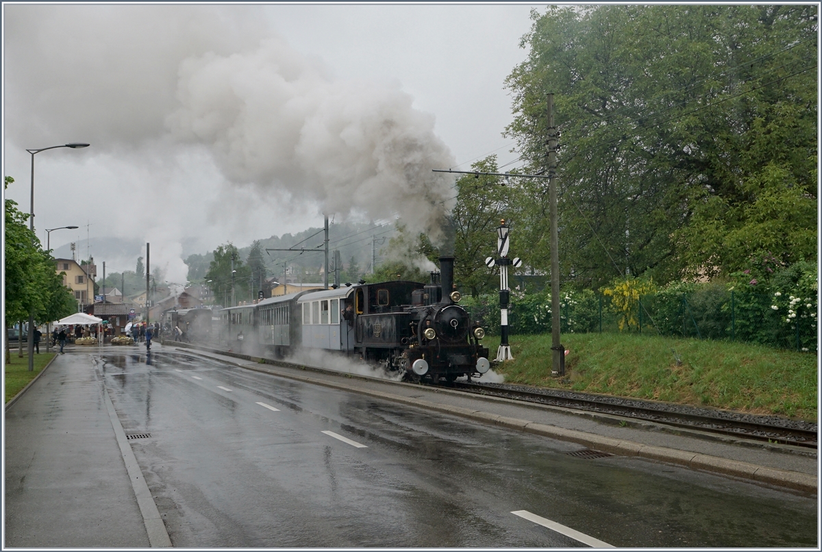 50 Jahre Blonay - Chamby; da das MEGA STEAM FESTVAL über mehrere Tage stattfand, bot nicht nur der Betrieb, sondern auch das Wetter interessante Abwechslungen: Bei einsetzendem Regen verlässt die JS/BAM G 3/3 6 (1901) mit einem Zug Blonay Richtung Chamby, während in Blonay die CFF G 3/4 208 de Ballenberg Dampfbahn mit Rauch und Dampf für eine mystische Ambiente sorgt.

10. Mai 2018