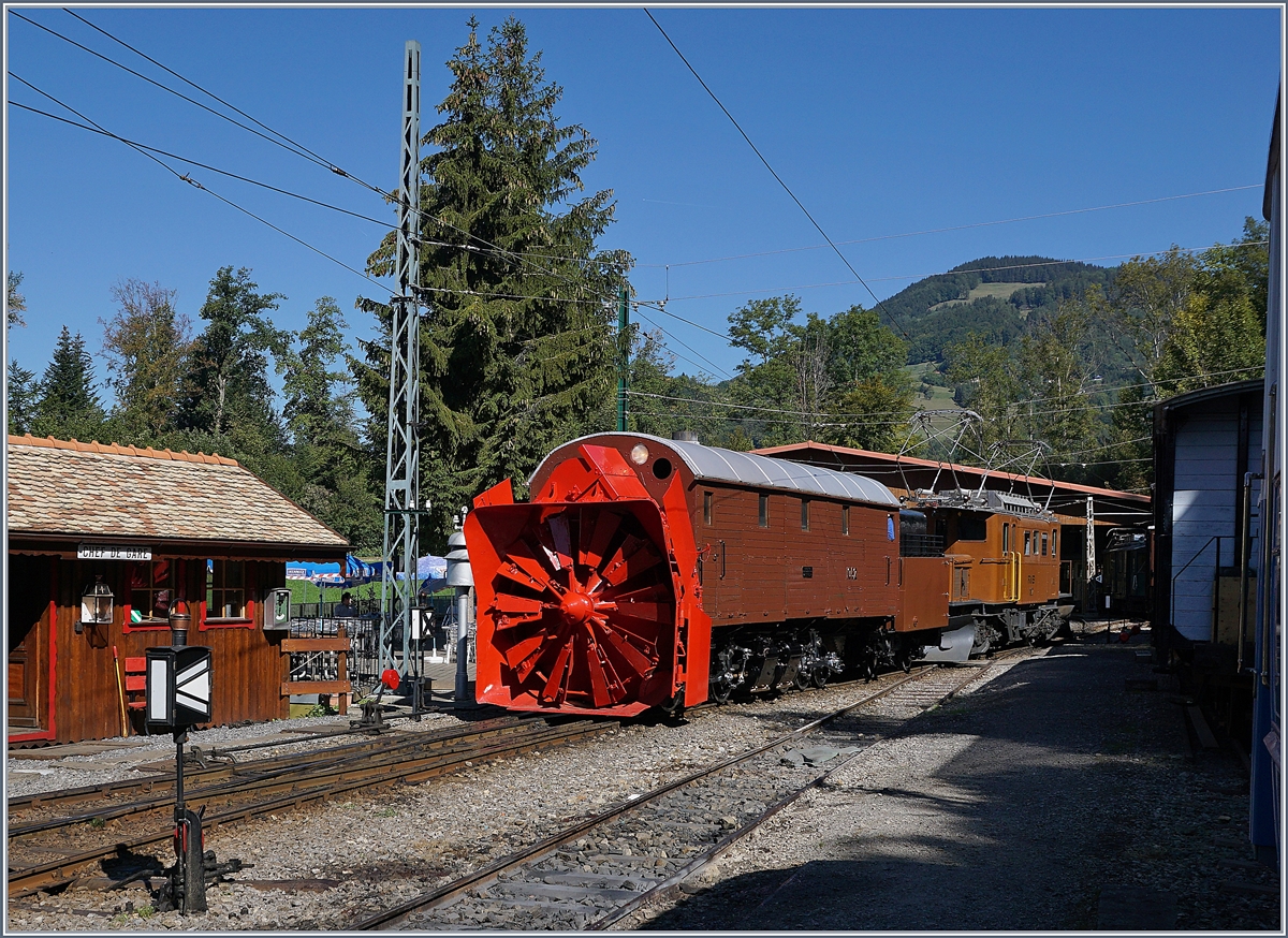 50 Jahre Blonay Chamby Museumsbahn: Was am Bernina Pass jeweils viele Interessierte anlockt, wird auch am  Mega Bernina Festival  zelebriert, und dies mit der B-C eignen RhB Dampfschneeschleuder X rot 1052: Das Bernina Krokodil schiebt (bzw. zieht) die mächtige Dampfschneeschleuder von Chaulin nach Vers-Chez-Robert - es fehlte eigentlich nur noch der Schnee...

Chaulin, den 9. Sept. 2018