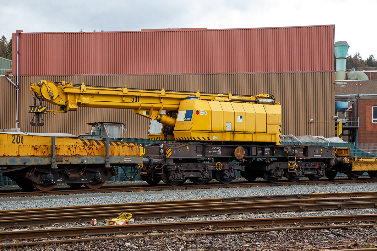 
50t-KIROW-Schienenkran TELVAR 50-1 der Hering Bau (Burbach),  Schweres Nebenfahrzeug Nr. 97 82 35 501 19-1,  mit dem Schutzwagen 80 80 3900 001-9 D-HGUI (Gattung Rs) und einem Res (mit unbek, Nr.), abgestellt am 09.03.2019 in Siegen-Eintracht auf dem Gel�nde der KSW Kreisbahn Siegen-Wittgenstein GmbH. 

Der Eisenbahndrehkran wurde 1992 von der Schwermaschinenbau KIROW Leipzig GmbH  (bis 1990 zum TAKRAF Kombinat) unter der Fabriknummer 1 gebaut. Er war wohl der erste gebaute Kran nach der Reprivatisierung 1990,  bis dahin bestand das TAKRAF Kombinat aus 26 Einzelbetrieben, zu denen auch der VEB Schwermaschinenbau S. M. Kirow Leipzig geh�rte.

TECHNISCHE DATEN:
Spurweite: 1.435 mm
Eigengewicht: 120 t
L�nge �ber Puffer: 13.600 mm
Achsanzahl: 6 (in zwei Drehgestellen)
Drehzapfenabstand: 6.000 mm
Achsabstand in den Einzeldrehgestellen: 3.000 mm (2x 1.500 mm)
Treib- und Laufraddurchmesser: 920 mm (neu)
Fahrgeschwindigkeit im Zugverband: 120 km/h
Fahrgeschwindigkeit mit Eigenantrieb: 20 km/h ohne Last 6 km/h mit Last
Zugelassen als Schwerwagen f�r Streckenklasse: CS04 und h�her
kleinster befahrbarer Radius: 80 m
Bremse: KE-GP

Tragf�higkeiten:
bei  8,00 m Ausladung vor Puffer:  50 t, freistehend: 46 t
bei 18,00 m Ausladung vor Puffer: 17 t, freistehend: 46 t
Hubgeschwindigkeit: bis 30 t 5,3m/min, bis 50 t 3,5 m/min
