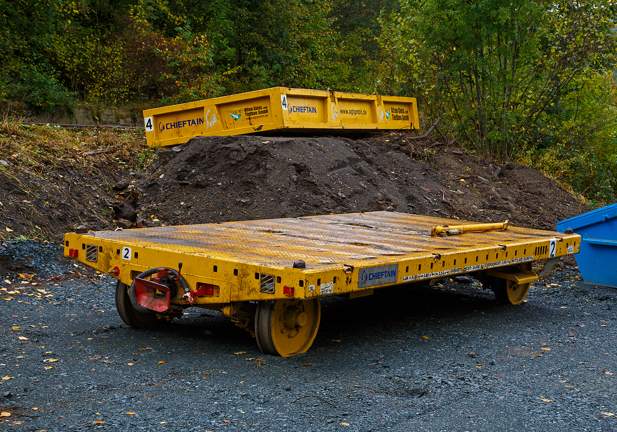 
5m Chieftain Gleisbauanhänger CT-520, Schienengebundenes Gerät Registrier-Nr. 9783 198, mit Schottermulden (liegt hier separat) der Altun Gleis- und Tiefbau GmbH (Duisburg) am 07.10.2020 abgelegt neben den Gleis beim Bahnhof Neunkirchen (Siegerland).

Der Wagen kann mit Schottermulden oder anderen Aufbauten durch ISO-Twistlocks genutzt werden. Für den Material- und Werkzeugtransport sind diverse Zurrpunkte vorhanden.

TECHNISCHE DATEN:
Hersteller: Chieftain Trailers Ltd, Dungannon (Nordirland)
Baujahr: k.A.
Fabriknummer: k.A.
Achsanzahl: 2
Raddurchmesser: 650 mm (neu)
Spurweite: 1.435 mm
Länge über Kupplung: 5.500 mm
Breite: 2.540 mm
Achsstand: 4.000 mm
Eigengewicht: 3.100 kg (ohne Mulde)
Nutzlast: 20.900 kg
Höchstgeschwindigkeit (Hg): 20 km/h (in Kreuzungen und Weichen 10 km/h)
Bremse: Automatische Federspeicherbremse
Anmerkung: Der Wagen darf nur im gesperrten Gleis o. im Baugleis verwendet werden.