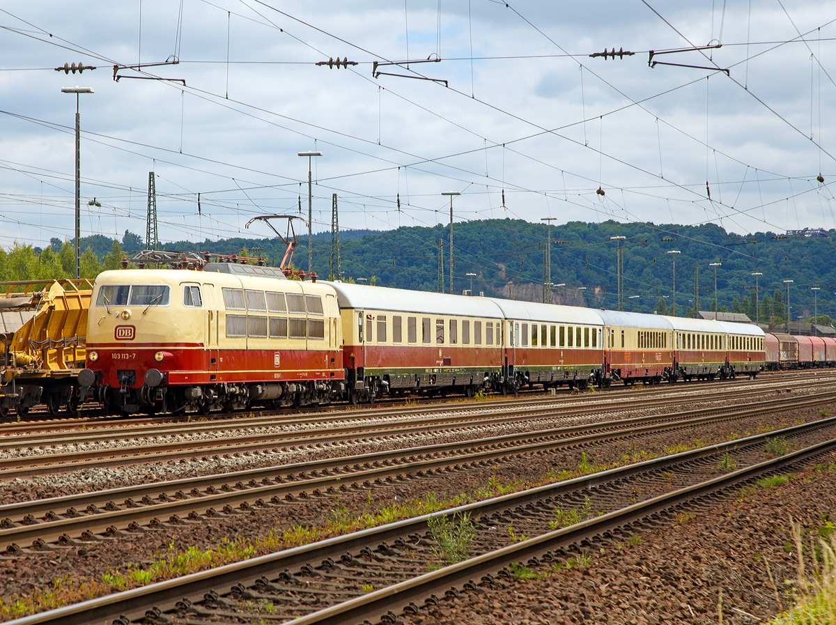 
60 Jahre Trans Europ Express...Das war das Motto von dem großen Sommerfest im DB Museum Koblenz am 17. & 18.6.2017. 

Hier die 103 113-7 (91 80 6103 113-7 D-DB) mit dem TEE  Rheingold  am 18.06.2017 in Koblenz-Lützel. 

Die 103.1 wurde 1970 von Henschel in Kassel unter der Fabriknummer 31431 gebaut, der elektrische Teil ist von Siemens.