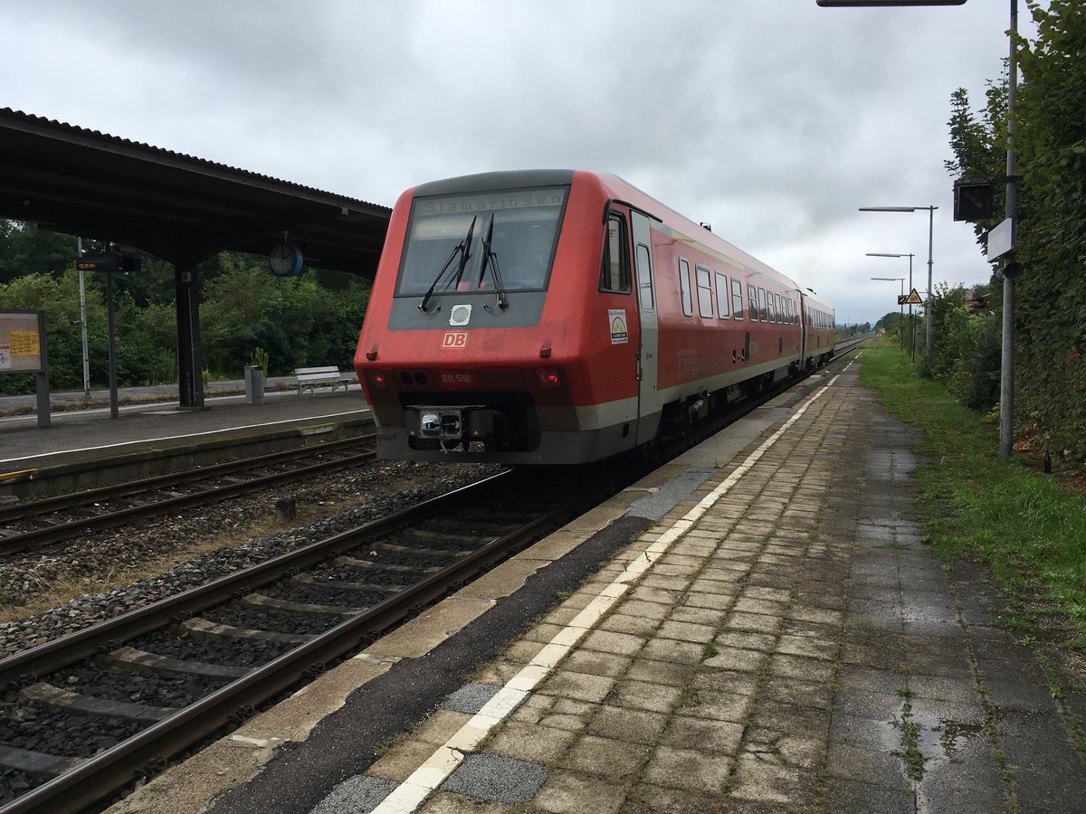 611 018 am 28.07.17 als Re nach Sigmaringen bei der Ausfahrt aus Herbertingen.

Leider wieder ohne Neigetechnik.
