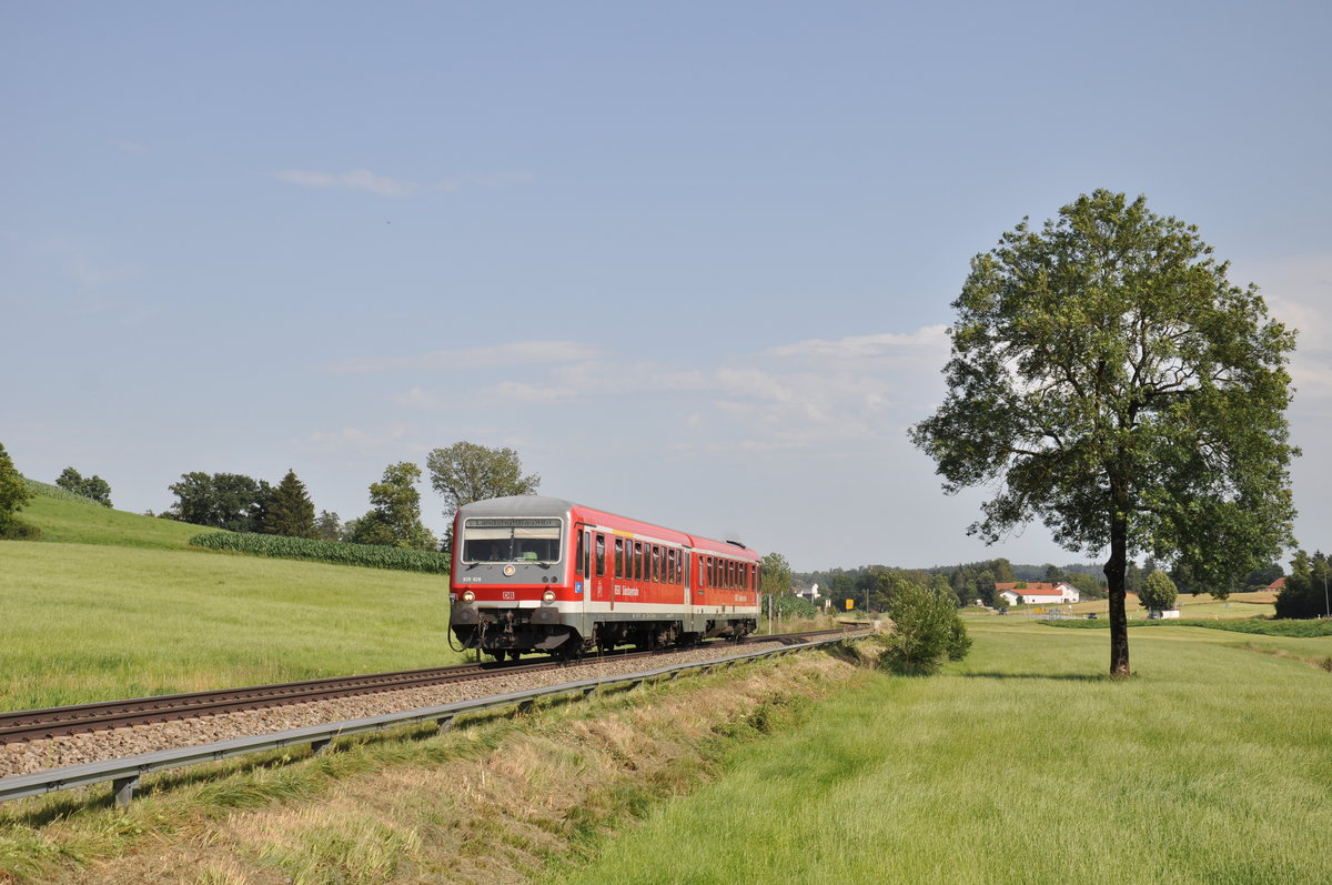 628 628 der S�dostbayernbahn war am fr�hen Abend des 10. Juli 2020 als RB 27130 auf dem Weg von M�hldorf(Oberbay) nach Landshut(Bay)Hbf. Zwischen Neumarkt-St Veit und Egglkofen wurde dieser bei seiner Fahrt fotografiert. 