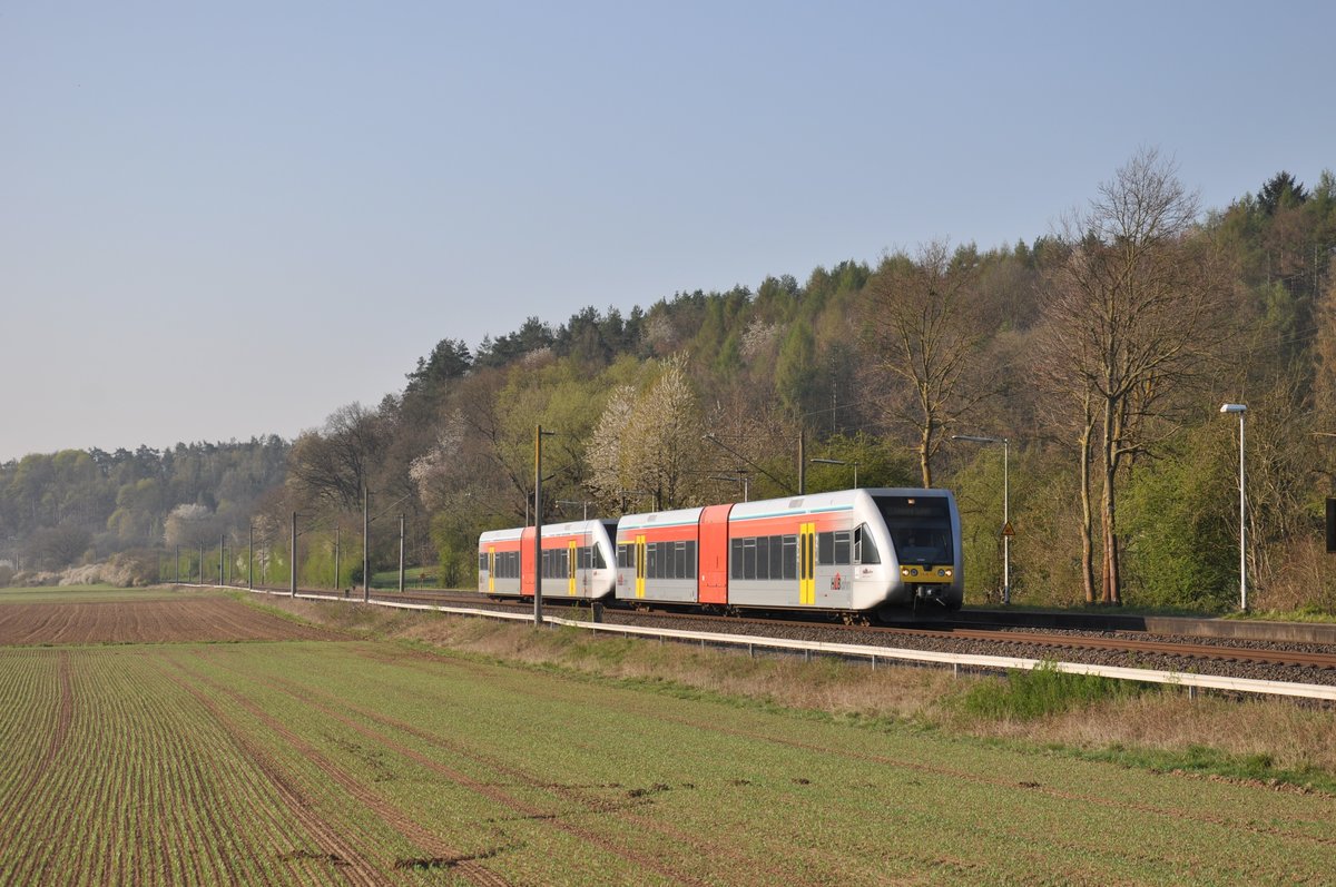 646 416 ist zusammen mit 646 428 als RB21 (25610) nach Limburg (Lahn) unterwegs und erreicht am 08.04.2020 den Haltepunkt Lindenholzhausen. 
Der vordere Triebwagen ist eigentlich im Wetterau-Netz im Einsatz, fährt aber momentan für die Drei-Länder-Bahn.